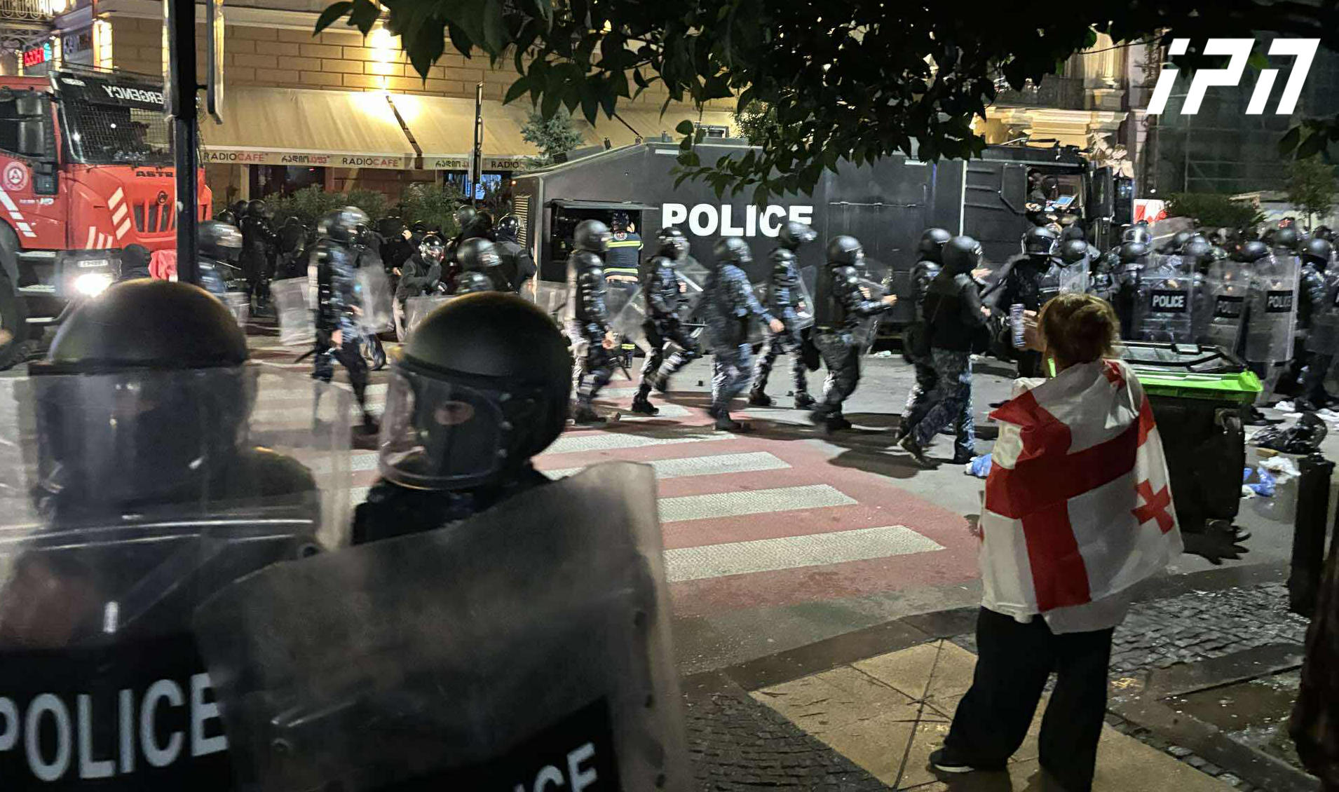 ორბელიანის მოედანზე აქციის მონაწილეებსა და საპოლიციო ძალებს შორის კვლავ ფიზიკური დაპირისპირებაა - დაშავებულებს სასწრაფო დახმარების ექიმები პირველად დახმარებას უწევენ