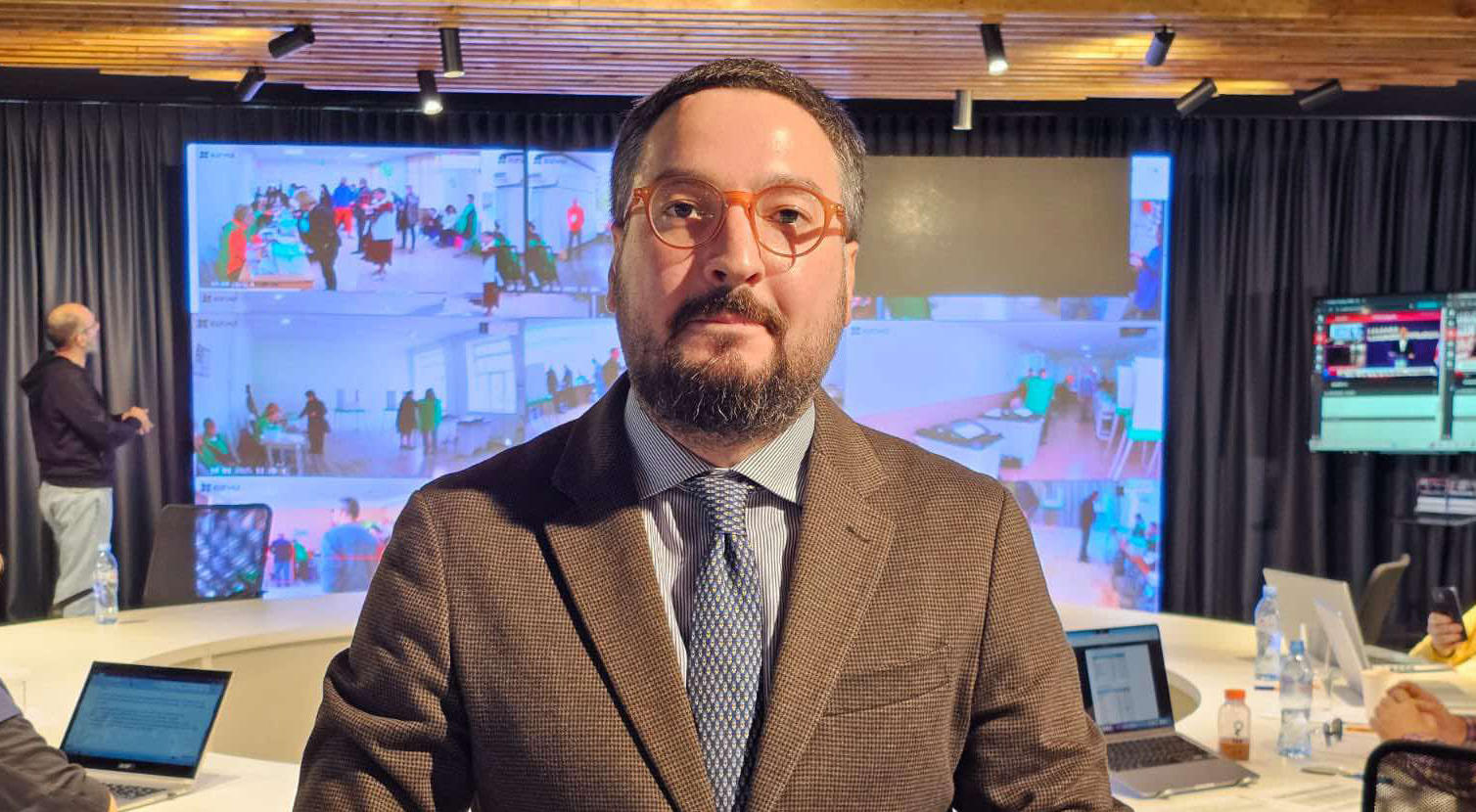 თაზო დათუნაშვილი - „ქართულ ოცნებას“ გადაწყვეტილი აქვს, თბილისში კრიმინალური ოპერაცია აწარმოოს, ყველა უბანზე რაღაც ტიპის დარღვევები ვლინდება - არის ტენდენცია, რომ ამომრჩეველზე 2-2 ბიულეტენის გაცემა ხდება, დატრიალდა „კარუსელიც“