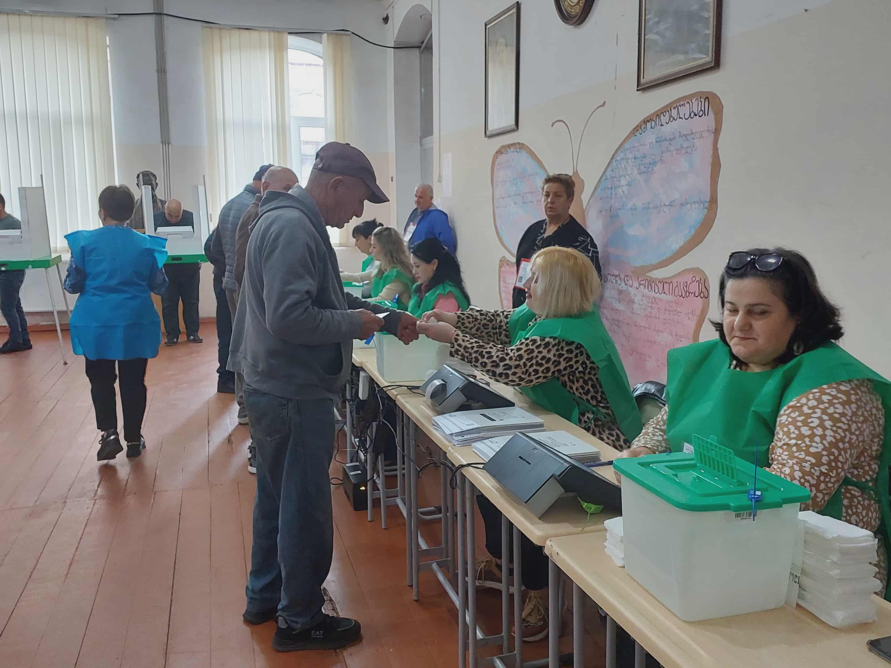 საოლქო საარჩევნო კომისიის ინფორმაციით, ფოთში არჩევნები მშვიდ ვითარებაში მიმდინარეობს