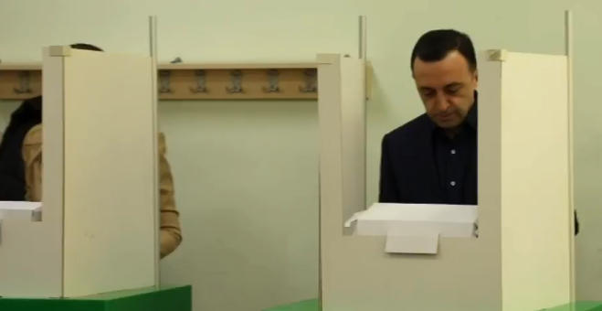 ირაკლი ღარიბაშვილმა საკუთარი არჩევანი დააფიქსირა - მან საარჩევნო უბანი კომენტარის გარეშე დატოვა