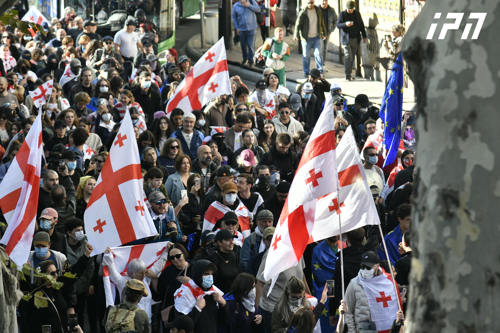 Студенты проводят шествие от здания 1-го корпуса ТГУ к площади Свободы