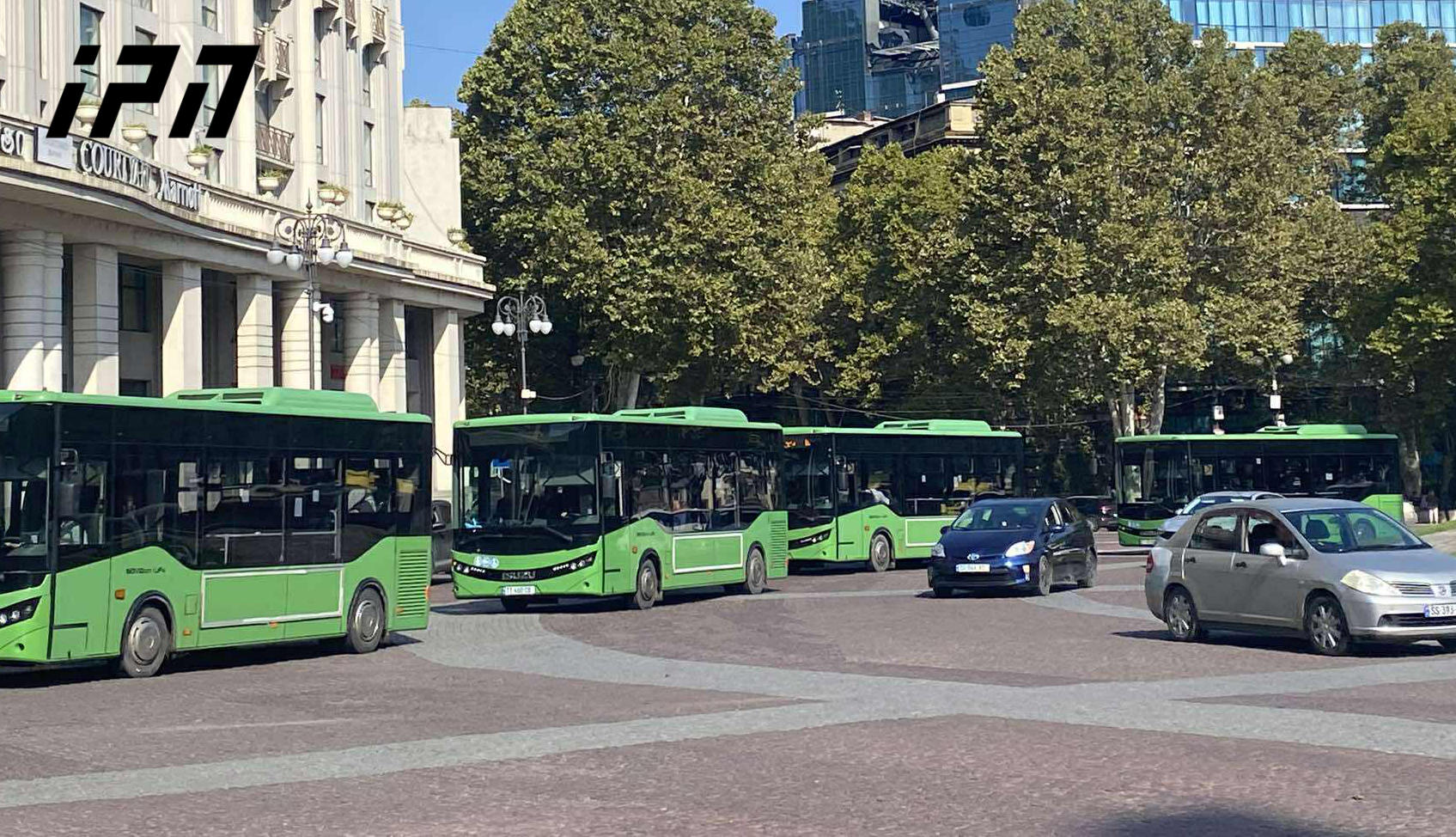 თავისუფლების მოედანზე, სადაც დღევანდელი აქციისთვის მთავარი სცენა უნდა დამონტაჟდეს, საპოლიციო ძალების გადაადგილება შეინიშნება