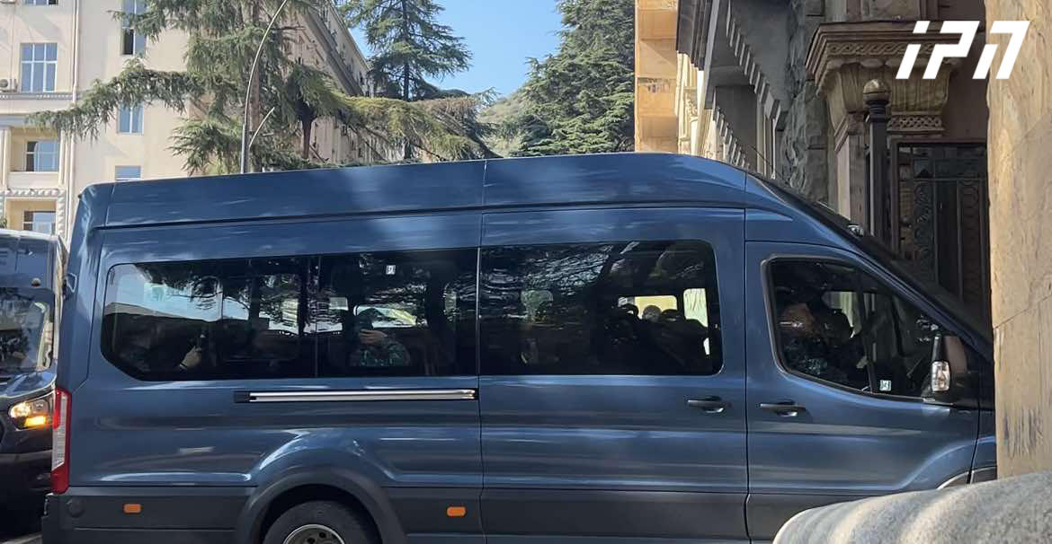 პარლამენტში, სავარაუდოდ, საპოლიციო დანაყოფების წარმომადგენლები შეიყვანეს