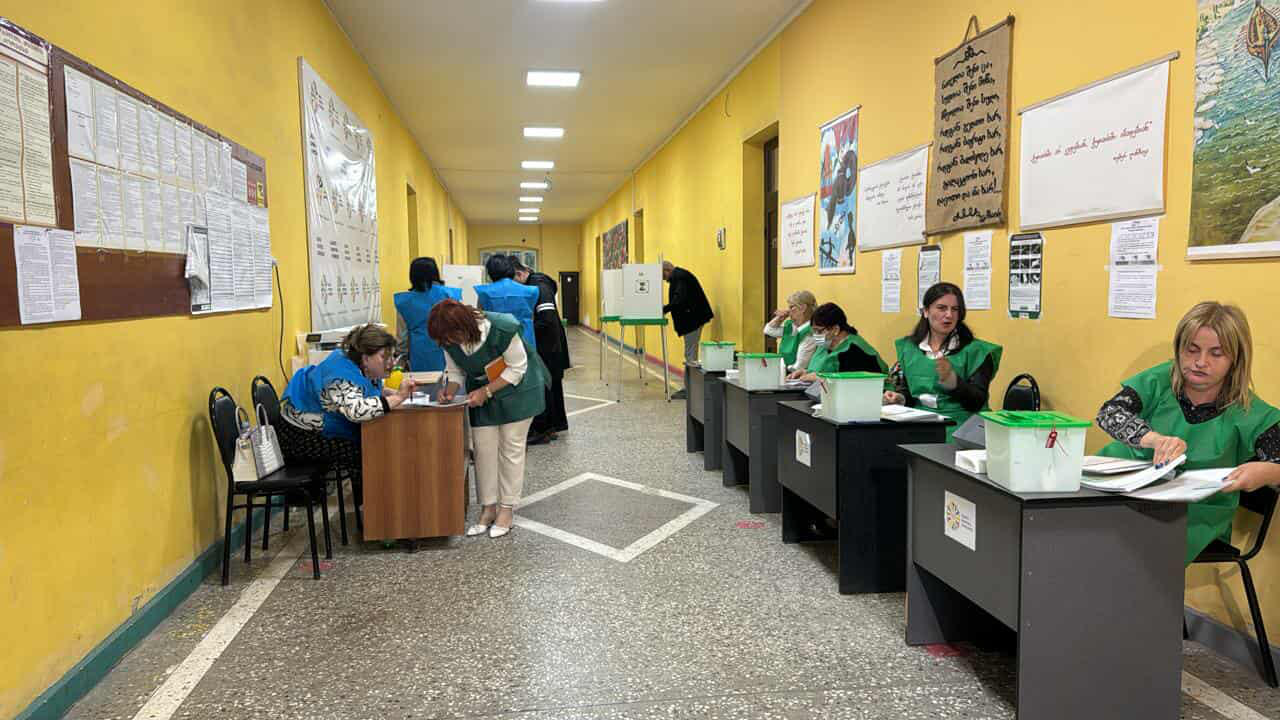 ქუთაისში ყველა საარჩევნო უბანი 08:00 საათზე გაიხსნა - #59-ე საარჩევნო ოლქის ინფორმაციით, საარჩევნო პროცესი ამ დროისთვის მშვიდ ვითარებაში მიმდინარეობს