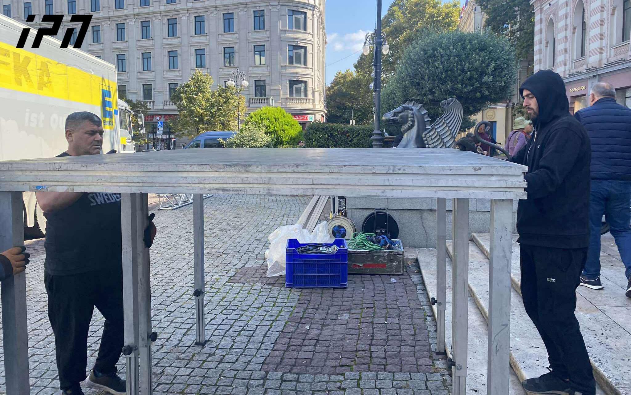 თავისუფლების მოედანზე, თბილისის საკრებულოს შენობასთან სცენას ამონტაჟებენ