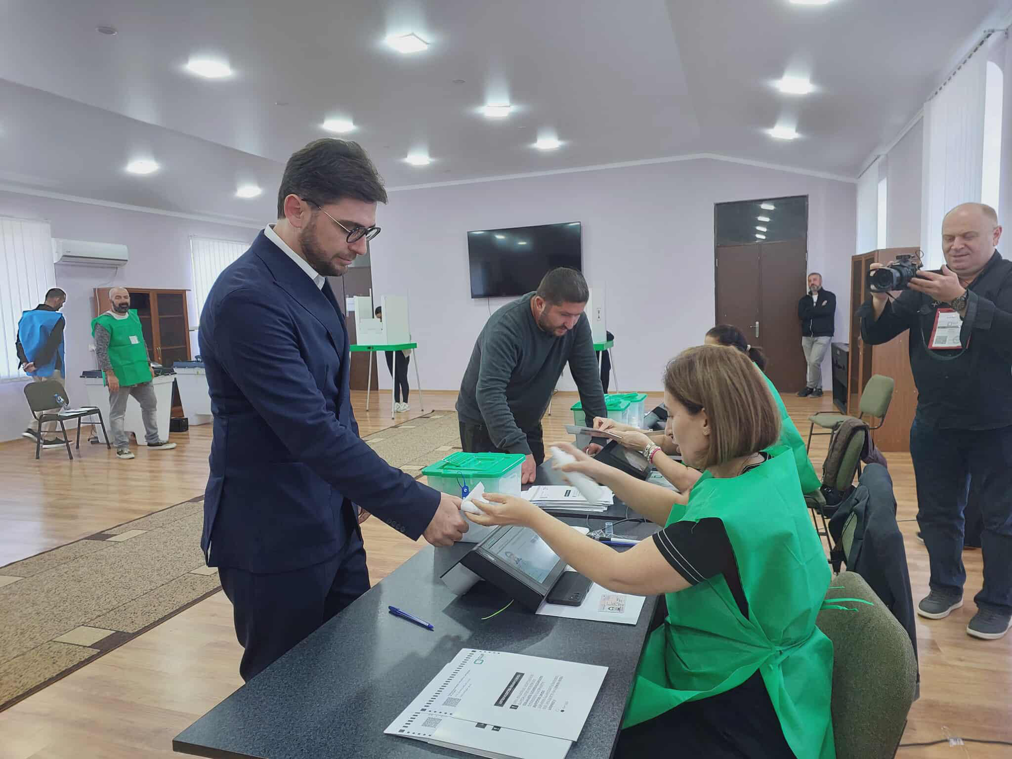 ფოთში „ქართული ოცნების” მერობის კანდიდატი - ხმა მივეცი გუნდს, რომელმაც ზუსტად იცის, რა არის საჭირო ქალაქის განვითარების ახალ ეტაპზე გადასაყვანად - საარჩევნო გარემო არის მშვიდი, დინჯად და სამართლიანად ვაკეთებთ ჩვენს გასაკეთებელ საქმეს