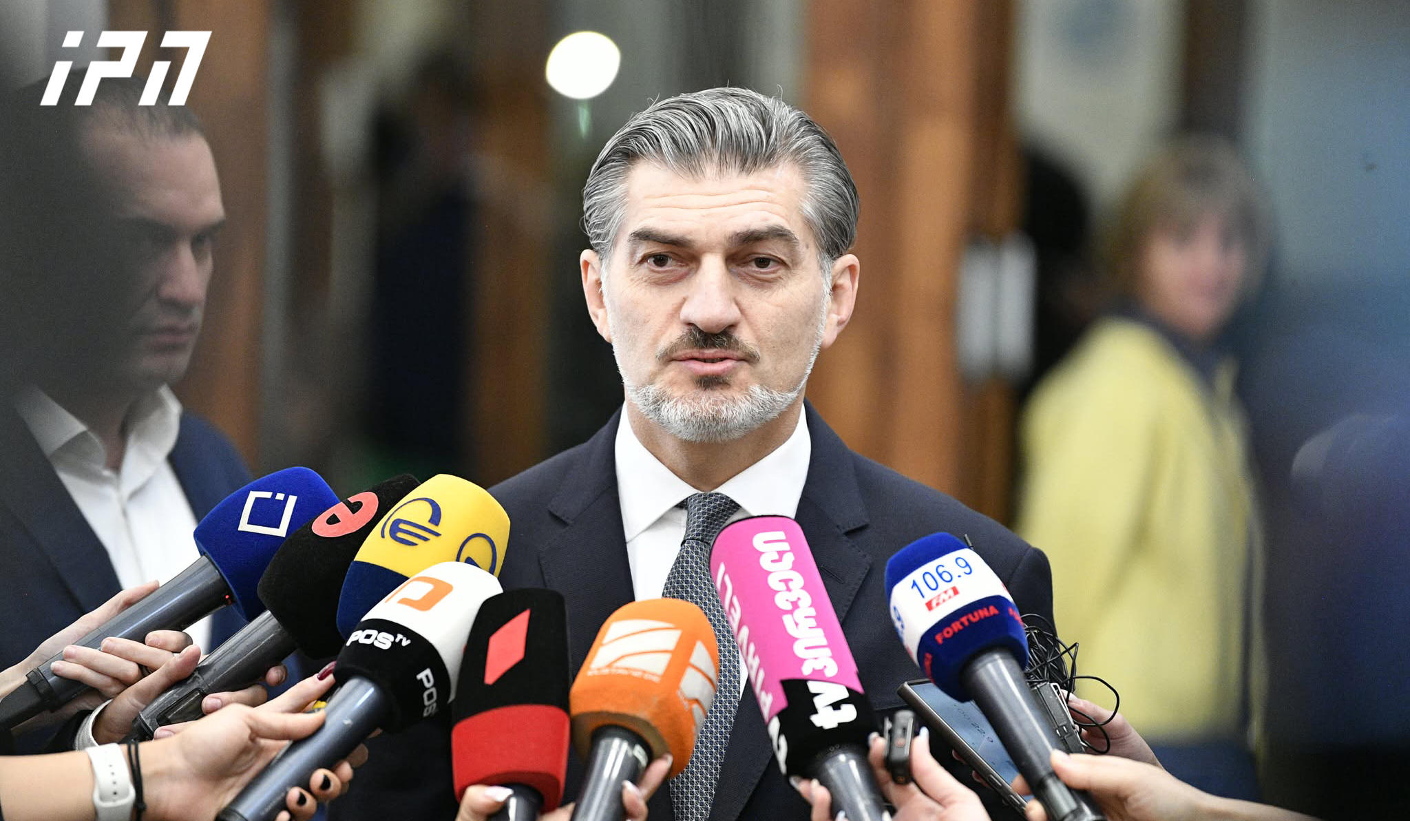 მიხეილ ყაველაშვილი კითხვაზე, უქმნის თუ არა უხერხულობას რომ მისმა თანაგუნდელებმა ყაველაშვილის ნაცვლად სააკაშვილი თქვეს - არა, არ მიქმნის უხერხულობას, ეს იყო წამოცდენა