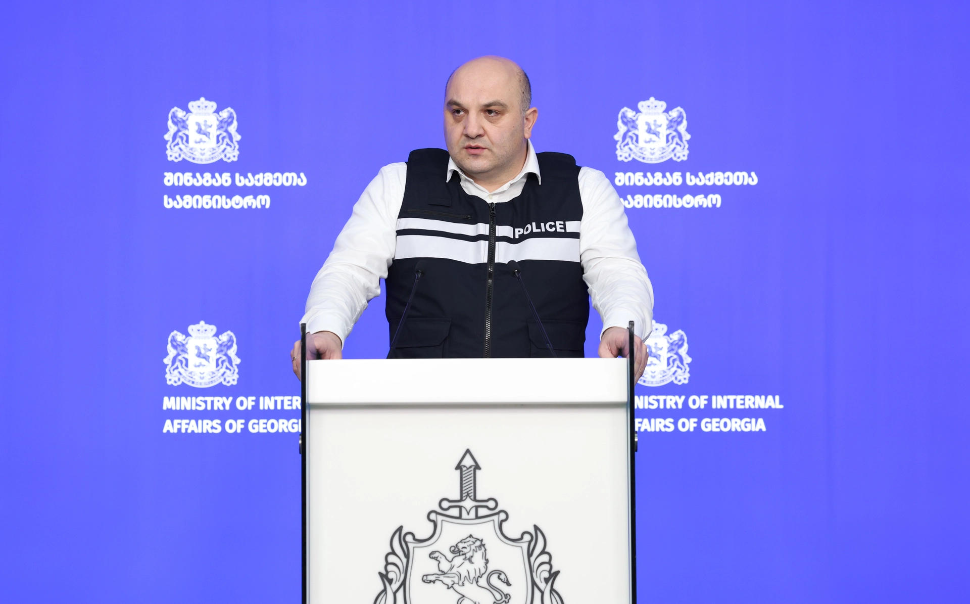 შს მინისტრის მოადგილის განცხადებით, რუსლან შამახია გათავისუფლდა, რადგან ამოღებული საბრძოლო მასალა განკუთვნილი იყო მის სახელზე, ტარების უფლებით, რეგისტრირებული იარაღისთვის, მასთან ერთად დაკავებულ პირს კი ბრალი წარედგინა