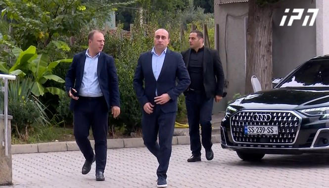 შს მინისტრი გელა გელაძე, აქციაზე დაშავებული პოლიციელის მოსანახულებლად, ინგოროყვას კლინიკაში მივიდა