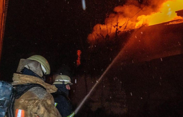 რუსულმა ძალებმა უკრაინას რაკეტებით და დრონებით შეუტიეს, არიან დაღუპულები და დაშავებულები