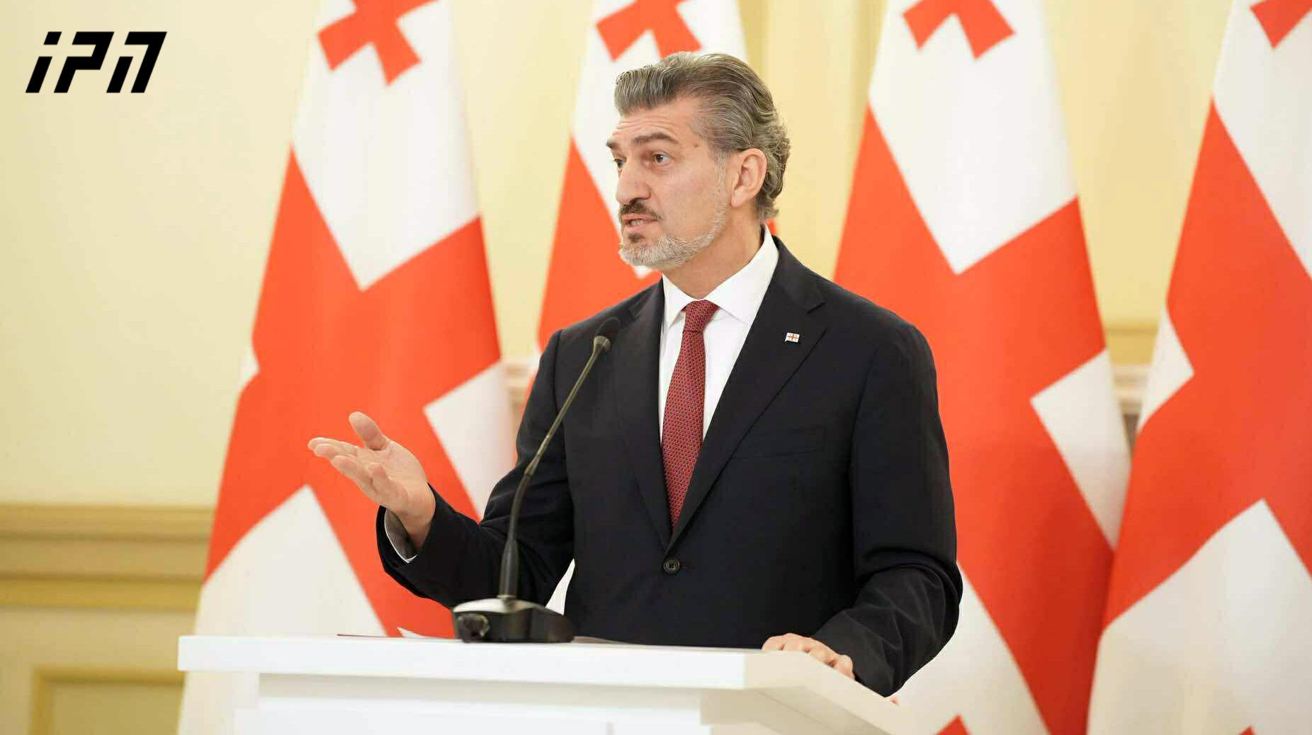 მიხეილ ყაველაშვილი ჟურნალისტს - თქვენ გინდოდათ წარმოგეჩინათ „გამარჯვების“ მცირე აქტი, რომ „პრეზიდენტი გაიპარა“, „ადმინისტრაცია ჩვენს ხელშია“, მაგრამ ეს ვერ მოხდა! მანახეთ კადრები, რომ შენობას ვტოვებ! - ჩემი მანქანა აქ იყო, არ გამოსულა