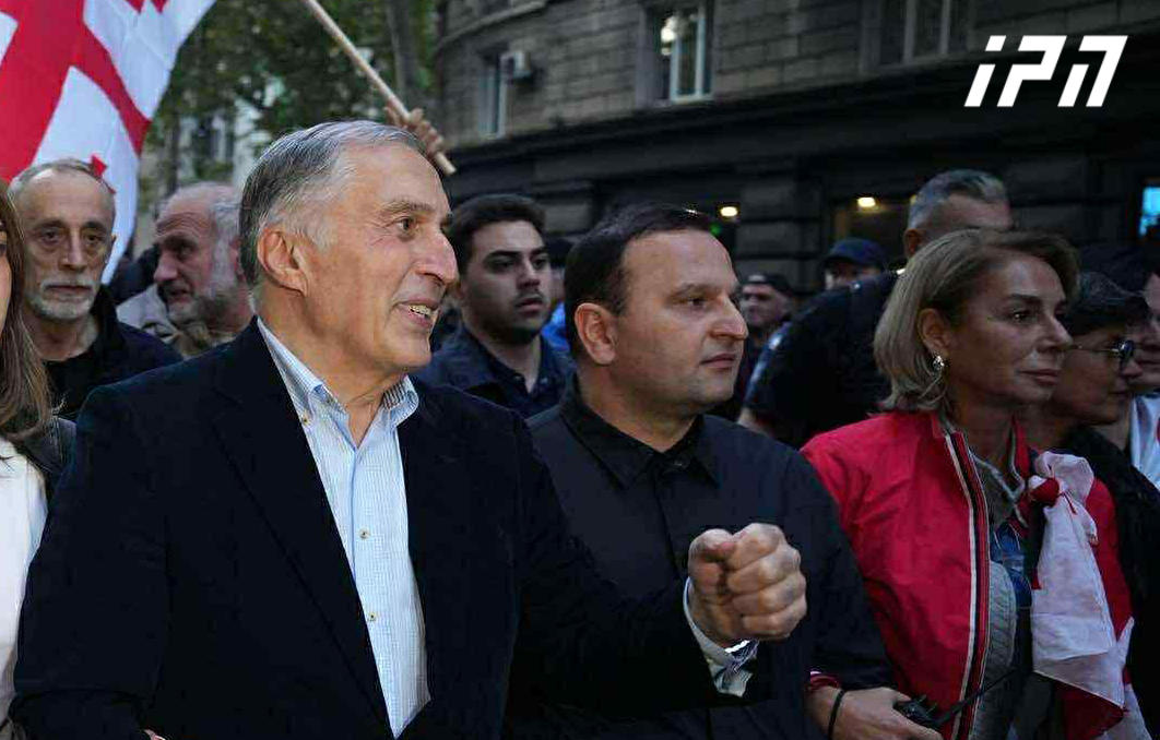 პაატა ბურჭულაძე - დავინახე, რომ ჯებირი მოტეხილი იყო, გადავძვერი და „რობოკოპებთან“ მივედი, აქეთ მე ვაჩერებდი, იქეთ მურთაზი, რომ რამე შეტაკება არ მომხდარიყო - ამაზე ამბობენ, რომ ჩვენ ვეძახდით ხალხს ძალადობისკენ?