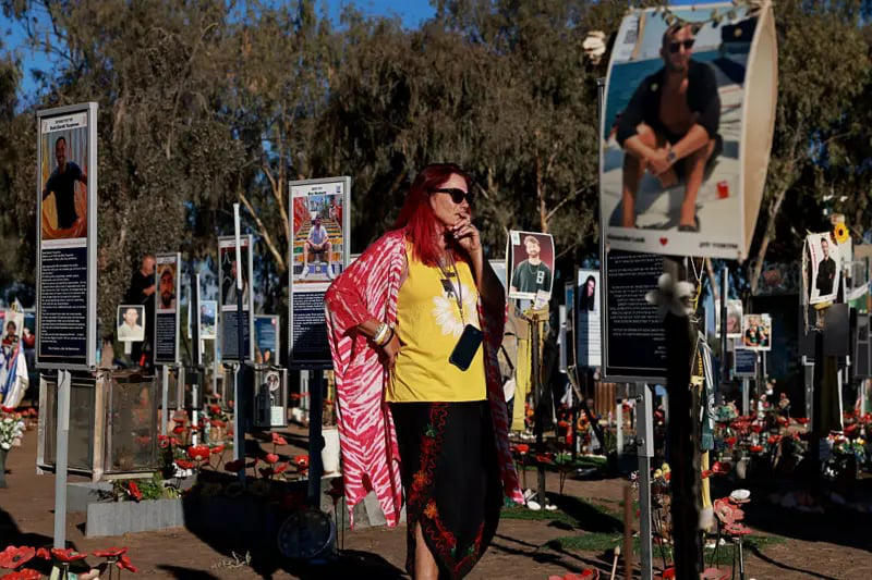 ისრაელში, „ჰამასის“ მიერ განხორციელებული თავდასხმის ორი წლის თავზე, ნოვას ფესტივალის ჩატარების ადგილას ასობით ადამიანი იკრიბება