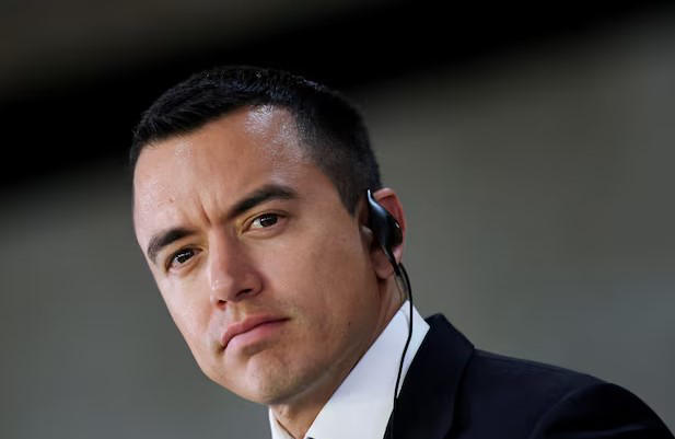 Reuters - ეკვადორში დემონსტრანტებმა პრეზიდენტის ავტომობილს ქვები დაუშინეს, დაკავებულია 5 ადამიანი