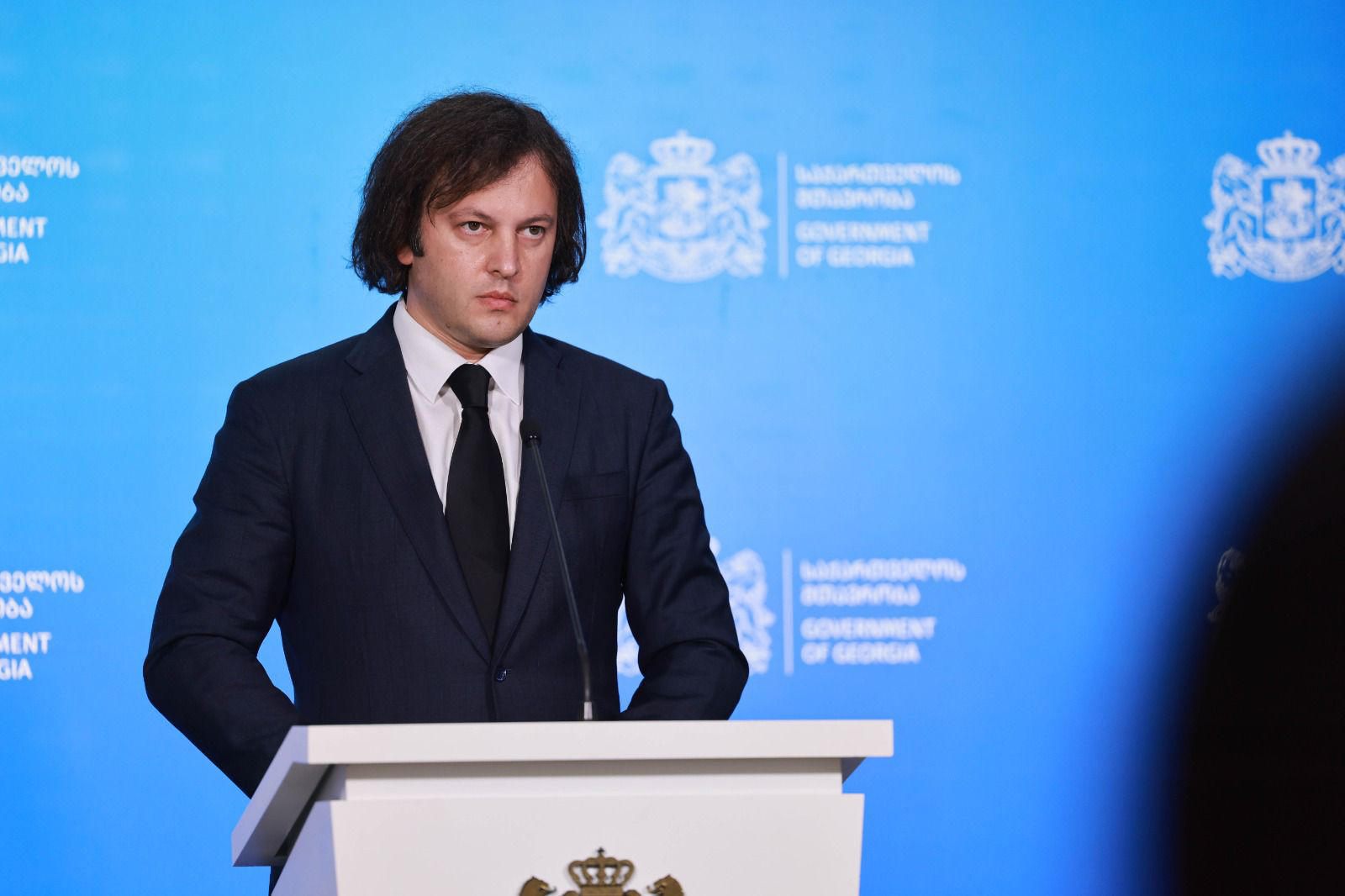 ირაკლი კობახიძე - „მიმინოში“ პერსონაჟი ჭაღს გააფუჭებს და რომ კითხავენ, როგორ გააფუჭეო, სკამით გავედე შემთხვევითო - აი, ასე დაინგრა თქვენი ჯებირიც - ნებისმიერი რკინის ღობის გადანგრევისთვის 10 კაცის ძალა არის საკმარისი