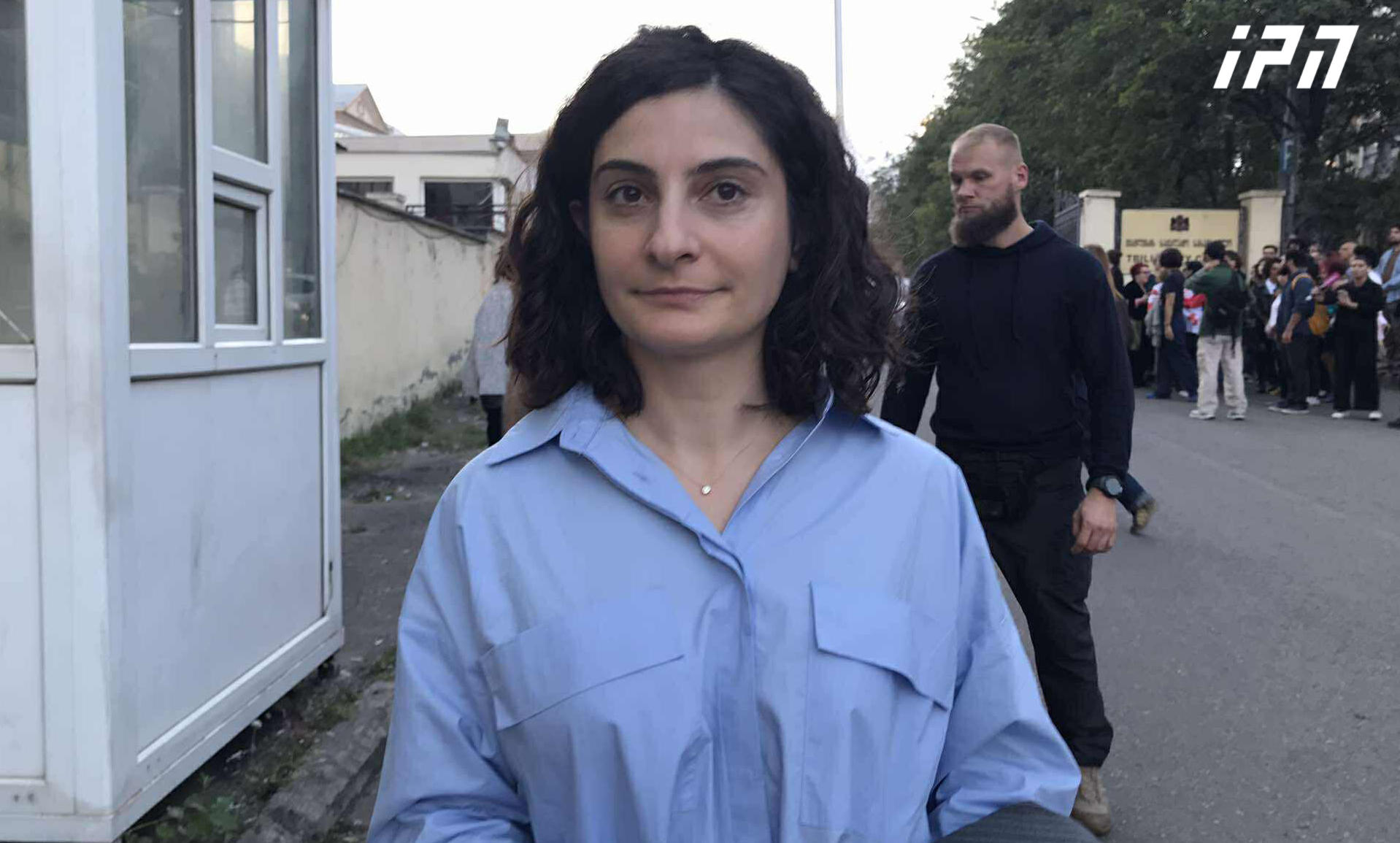 ადვოკატი - სასამართლომ მიიჩნია, რომ ზვიად რატიანის ქმედება არ წარმოადგენდა პოლიციელზე თავდასხმას, გადააკვალიფიცირა მუხლზე, რაც პოლიციელისთვის წინააღმდეგობის გაწევას გულისხმობს