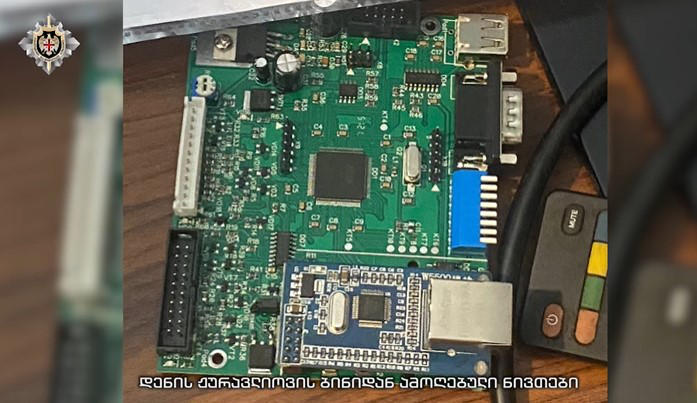 სუს-ი „ჰექსოგენის“ საქმეზე - დადგინდა ბრალდებულ დენის ჟურავლიოვის მიერ გლდანის რაიონში დაქირავებული კიდევ ერთი კონსპირაციული ბინა, სადაც ჩხრეკა ჩატარდა - აღმოჩენილ იქნა კომპიუტერის მიკროსქემები, დოკუმენტები და ფულადი თანხა