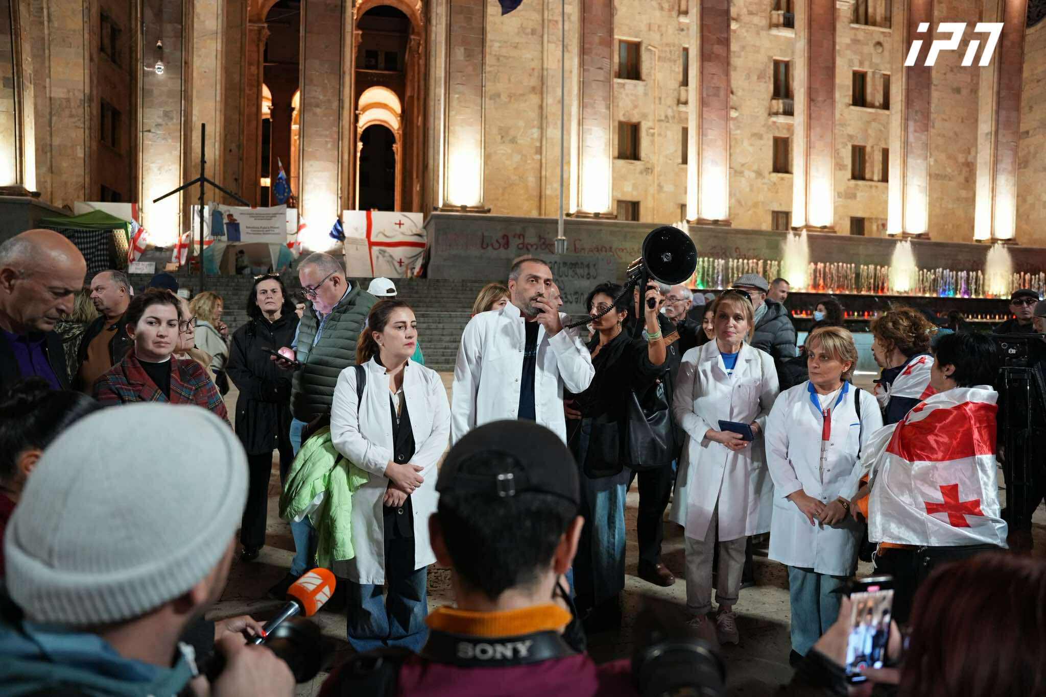 რუსთაველის გამზირზე ექიმების საპროტესტო აქცია მიმდინარეობს