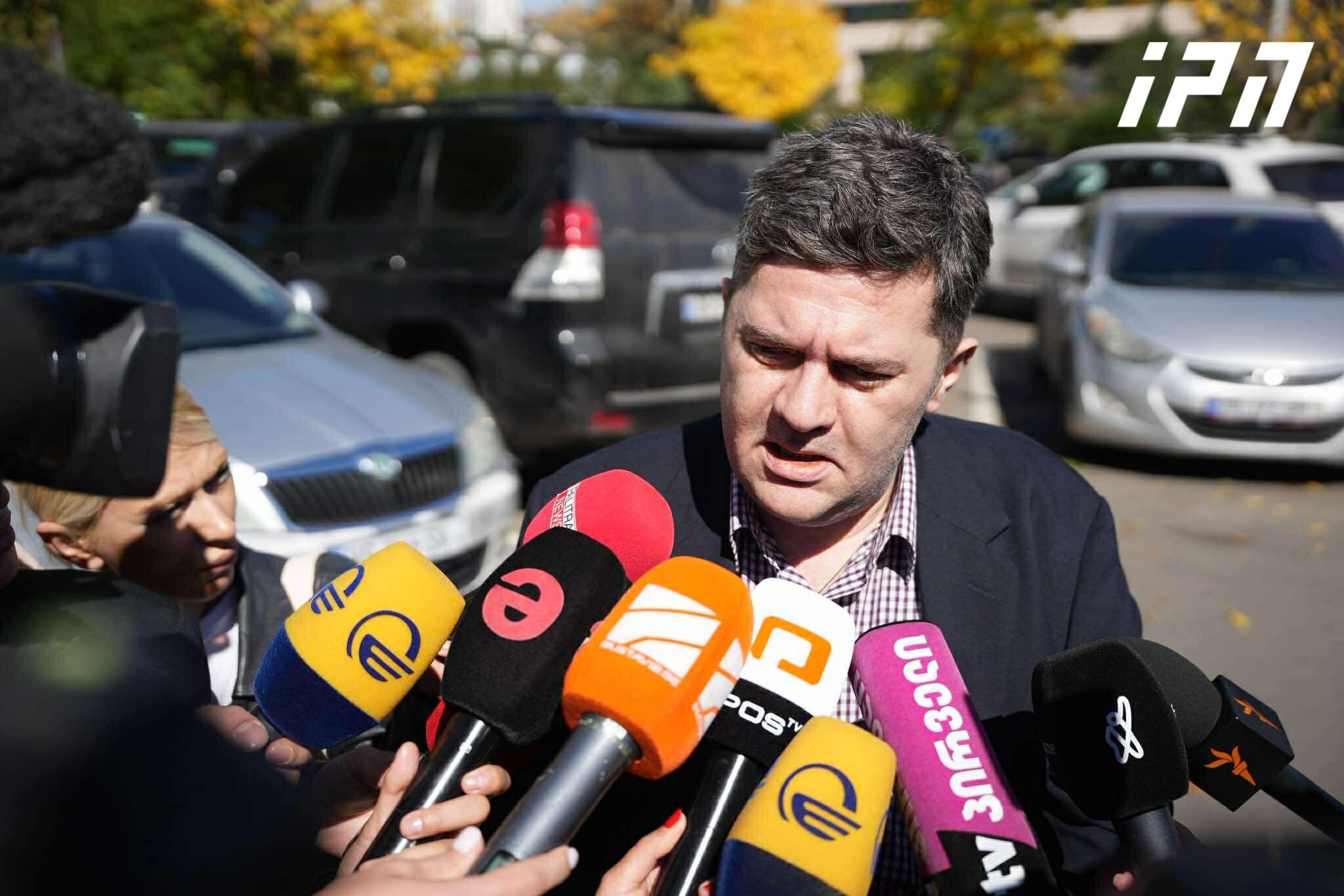 ბაჩო ახალაია - რამდენიმე თვეა ჩამოვედი და ჩემი გადაადგილება მუდმივი მეთვალყურეობის ქვეშაა, ასე ვიცხოვრე ეს თვეები, პრობლემების გარეშე - ადვოკატი რა ჭირად მჭირდება?! სასამართლო არსებობს, კანონი, თუ რა? ფარსში მონაწილეობას არ მივიღებ!