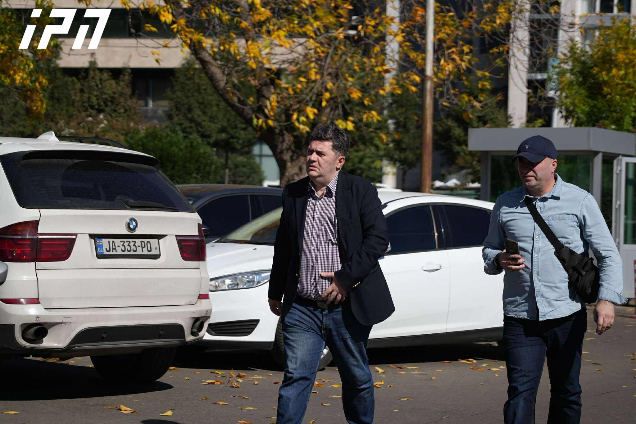 პროკურატურა - 4 ოქტომბერს, ბრალდებულებმა და სხვა პირებმა ჯგუფური ძალადობრივი მოქმედებების დაორგანიზება გადაწყვიტეს, რასაც ხელმძღვანელობდა და ორგანიზებას უწევდა ბაჩანა ახალაია - მოუწოდებდნენ რევოლუციის საჭიროებისაკენ