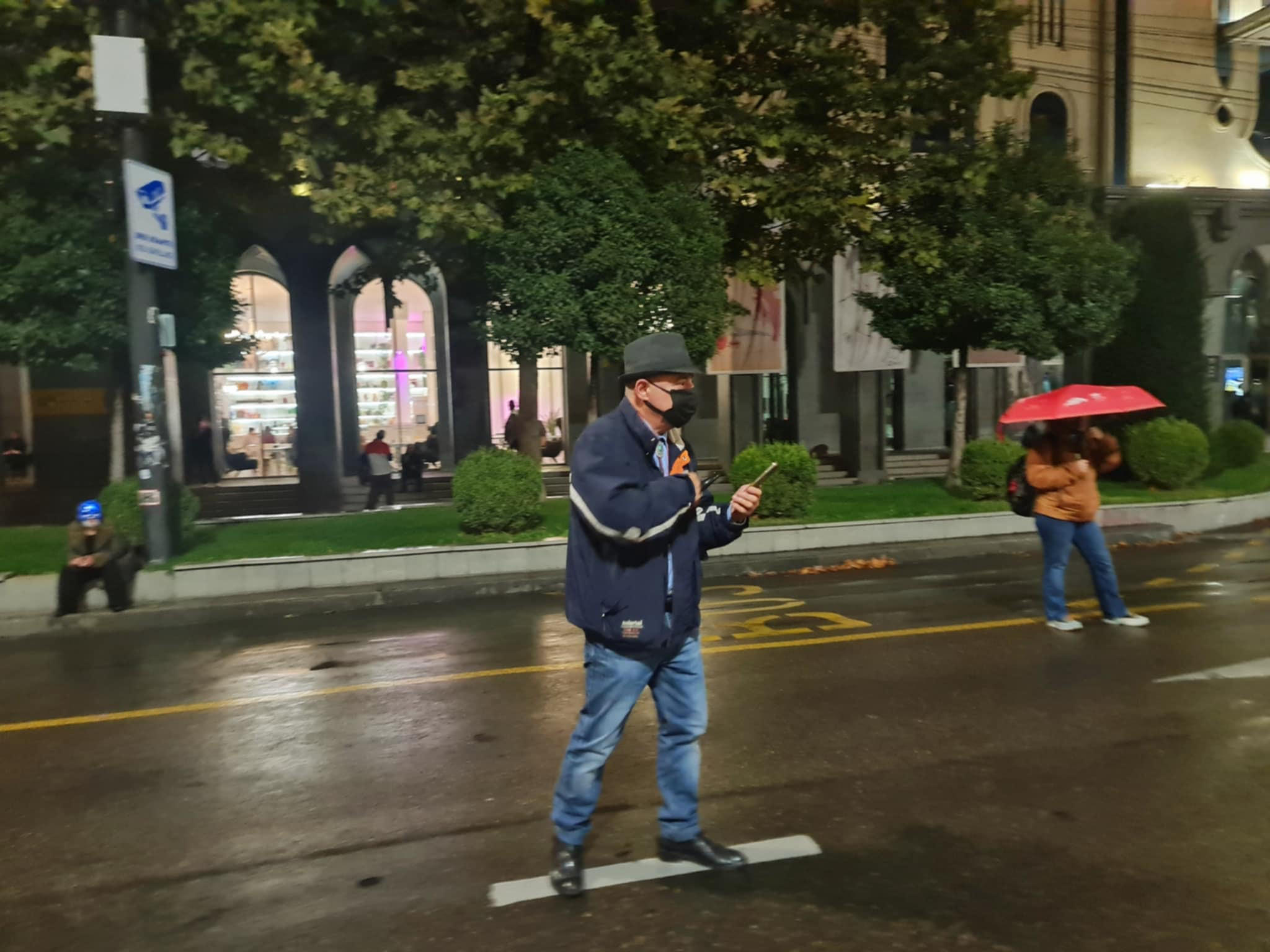 ადვოკატი - ექიმი გიორგი ჩახუნაშვილი ზაჰესის იზოლატორშია გადაყვანილი - მის სახლთან 100-მდე საპოლიციო ძალა იყო, ჩაატარეს ჩხრეკა, თუმცა, მისთვის დაკავების საფუძვლები ცნობილი არ არის - მასთან კითხვები შეეხებოდა ათონელზე მიმდინარე პროცესებს