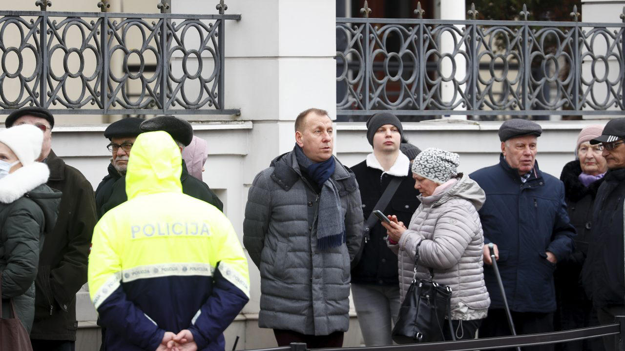 Politico - ლატვია ქვეყნიდან 800-ზე მეტ რუსს აძევებს