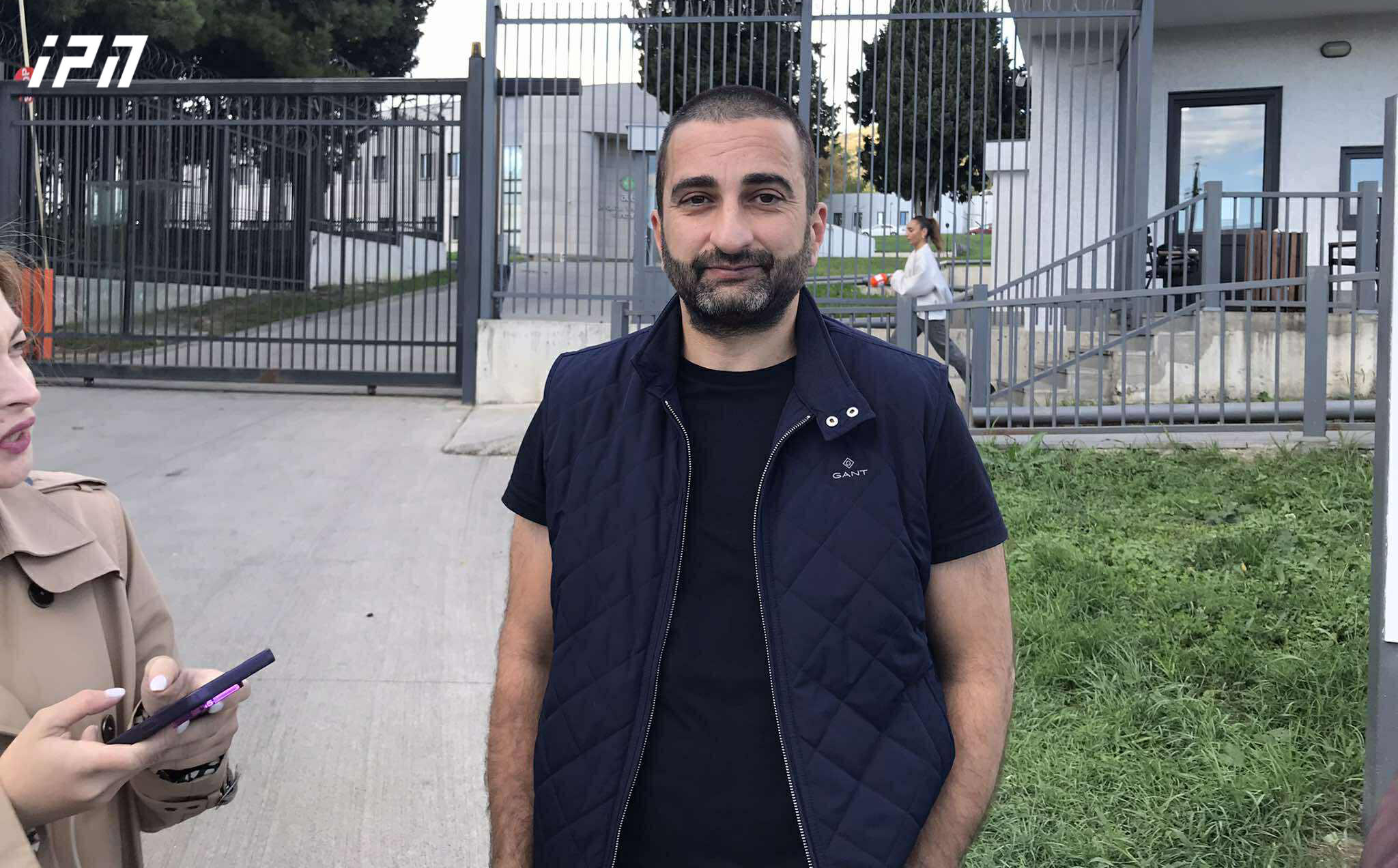 ადვოკატი - გიორგი ჩახუნაშვილი ათონელის სასახლესთან იყო მხოლოდ იმ მიზნით, რომ თუ ვინმეს დასჭირდებოდა, პირველადი დახმარება გაეწია მათთვის, რაც გააკეთა