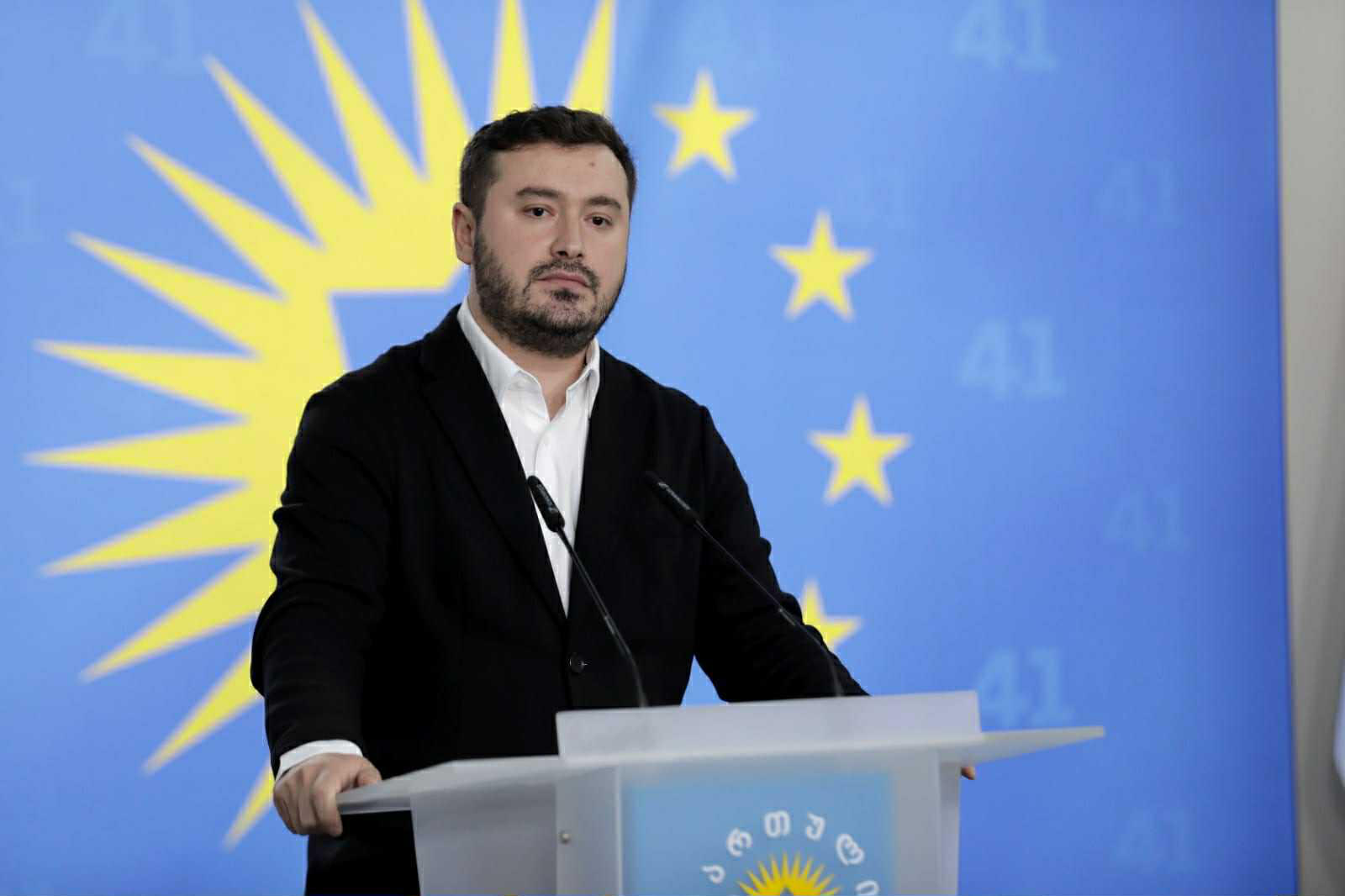 გიორგი გრძელიშვილი - გმირის ჯილდოს გადაცემა დამნაშავისთვის, რომელიც თავს დაესხა პოლიციელს და ამით სილა გააწნა სახელმწიფოს, საზოგადოების დაცინვაა - საქართველოს ჰყავს „დიპ სტეიტის“ პირველი გმირი, რომელიც პოლიციელზე მოძალადე მზია ამაღლობელია