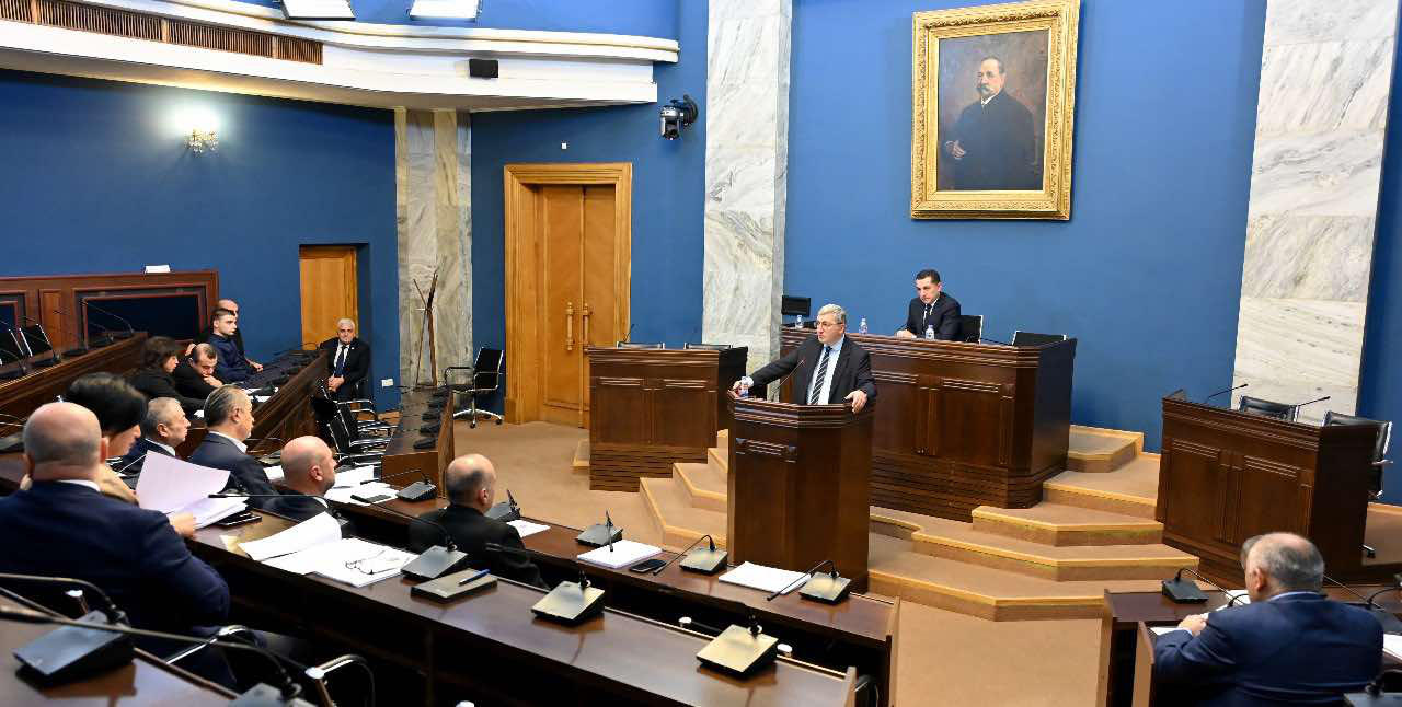 პარლამენტის თავდაცვისა და უსაფრთხოების კომიტეტმა 2026 წლის სახელმწიფო ბიუჯეტის პროექტს მხარი დაუჭირა, რომლის თანახმად, თავდაცვისა და შს სამინისტროებისა და უსაფრთხოების სამსახურის დასაფინანსებლად ბიუჯეტიდან 3,5 მილიარდ ლარზე მეტის გამოყოფა იგეგმება