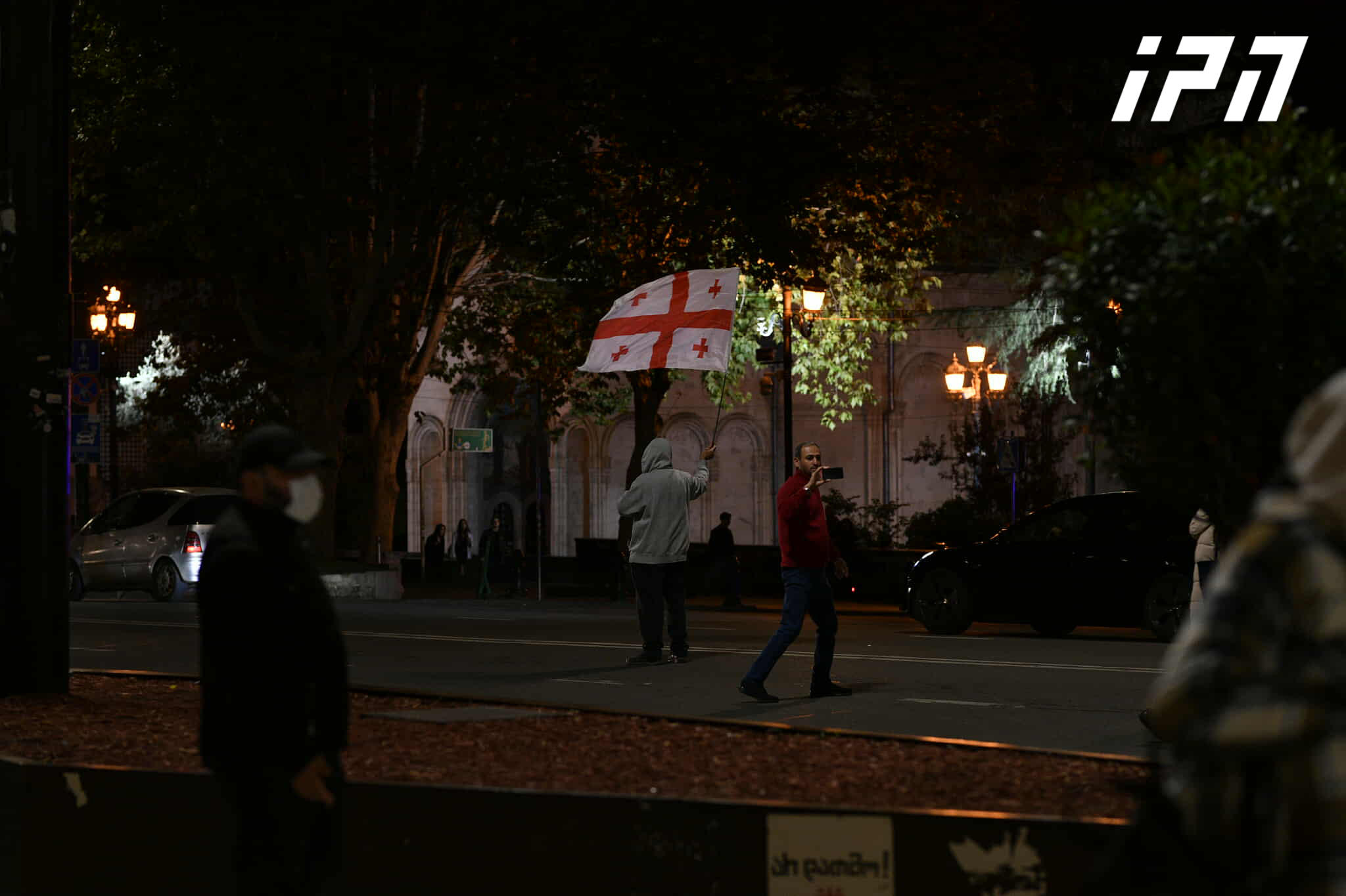 პარლამენტთან საპროტესტო აქცია მიმდინარეობს - მოქალაქეებმა საავტომობილო გზა გადაკეტეს