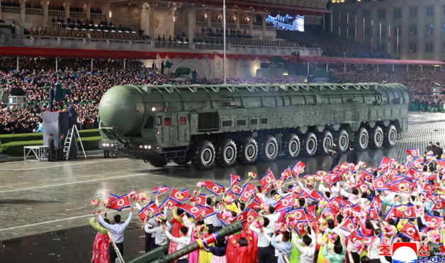 Reuters - კიმ ჩენ ინმა სამხედრო აღლუმი გამართა და ახალი საკონტინენტთაშორისო ბალისტიკური რაკეტა წარადგინა