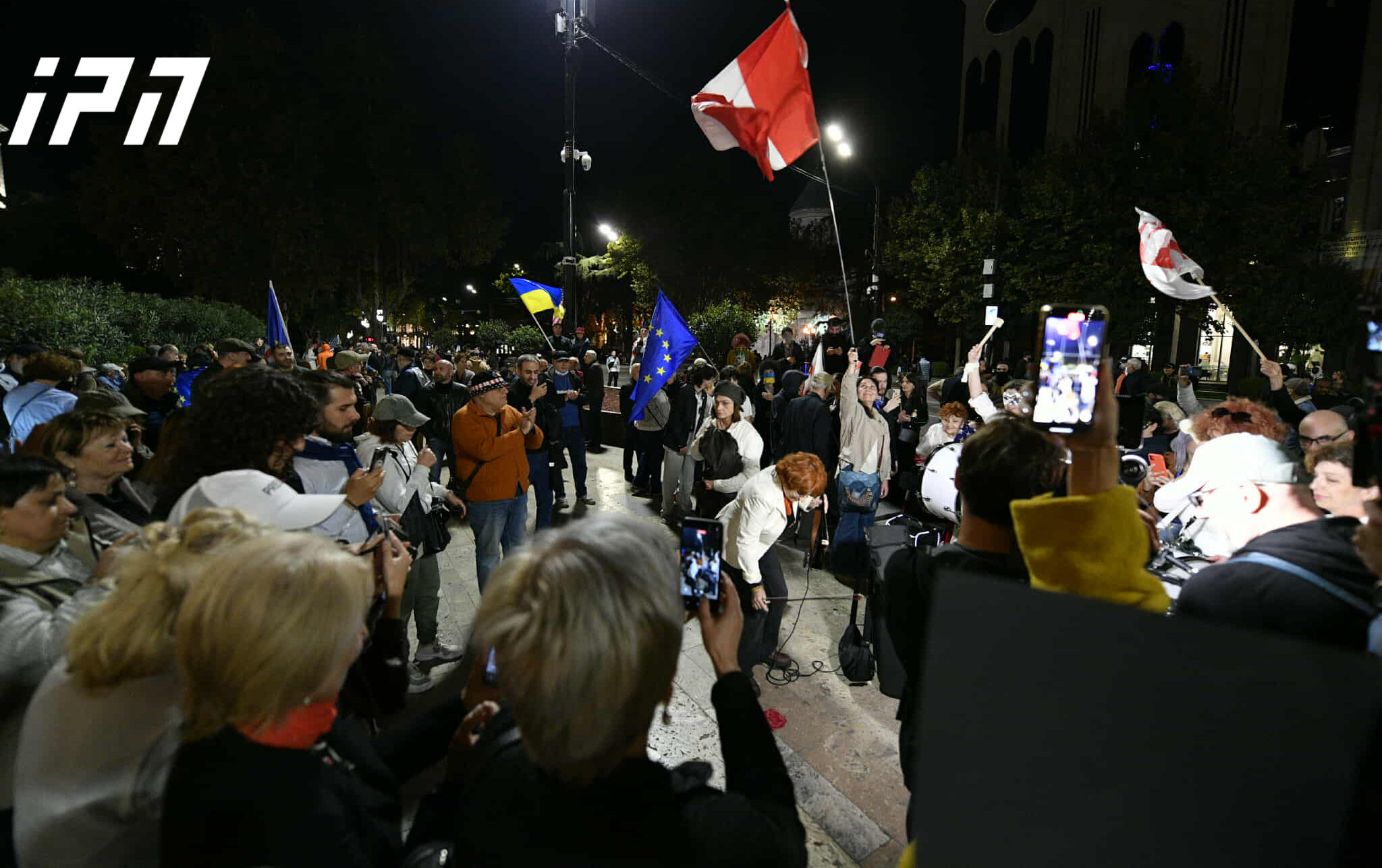 საპროტესტო მსვლელობის მონაწილეებმა პარლამენტთან გადაინაცვლეს, გადაკეტილია რუსთაველის გამზირი