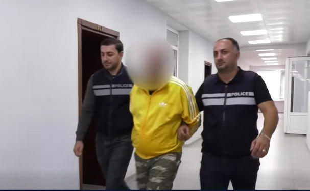 პოლიციამ ორი პირი თაღლითობის ბრალდებით დააკავა - შსს-ს ინფორმაციით, ერთი ბრალდებული  მოტყუებით დაეუფლა მოქალაქის კუთვნილ ორ ავტომობილს, ხოლო მეორე 50 000 ლარამდე ღირებულების ხორცპროდუქტს