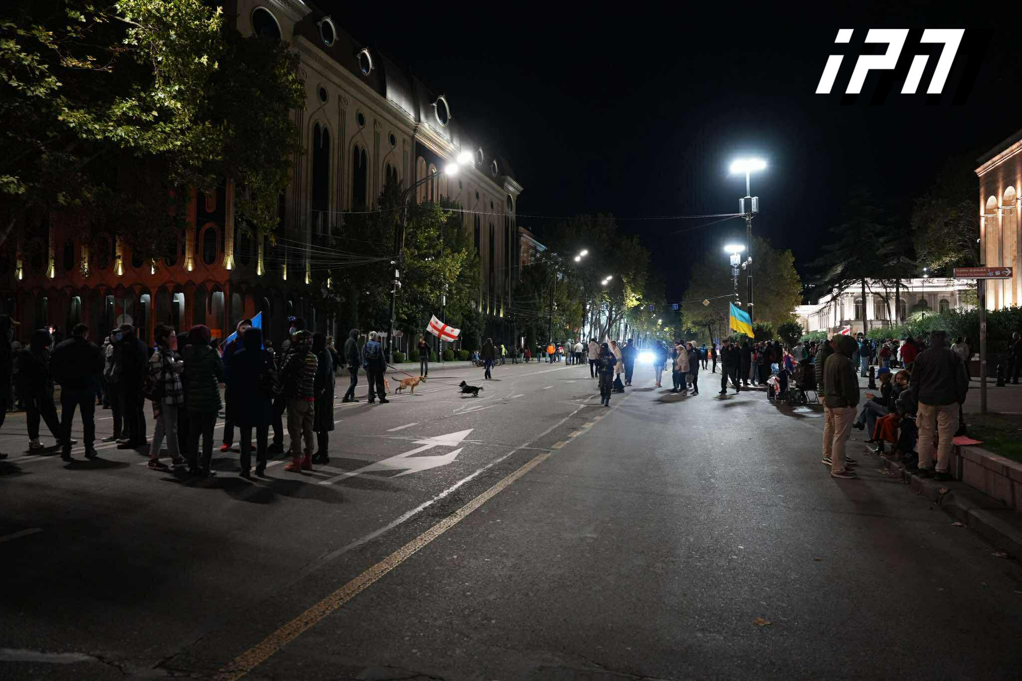 პარლამენტთან საპროტესტო აქცია მიმდინარეობს