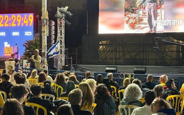 თელ-ავივში, „მძევლების მოედანზე“ მოქალაქეები შეიკრიბნენ, რომლებიც ღაზადან მძევლების გათავისუფლებას ელოდებიან