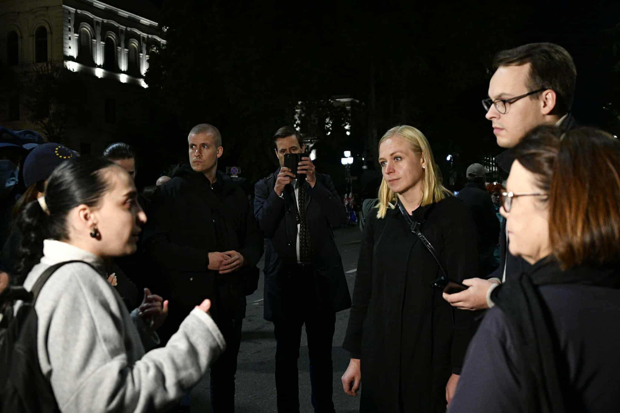 ელინა ვალტონენი - თბილისში, პარლამენტის შენობის წინ მშვიდობიანი დემონსტრანტები შეიკრიბნენ, რათა  შეშფოთება გააჟღერონ ქვეყნის რეპრესიულ მიმართულებაზე - აქ მათ მხარდასაჭერად ვართ