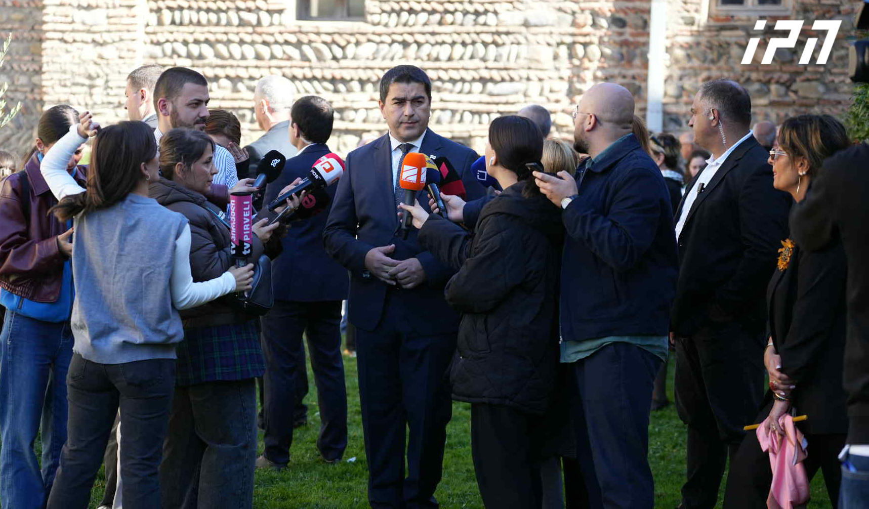 შალვა პაპუაშვილი - 5-7 ათასმა ადამიანმა ტაში დაუკრა ქვეყნის გადატრიალებას, შემდეგ განაცხადეს, ჩავიბაროთ სასახლის გასაღებიო, ახლა ტირიან, რატომ არ იყო დანაღმული ტერიტორია და ღობეში დენი გატარებული