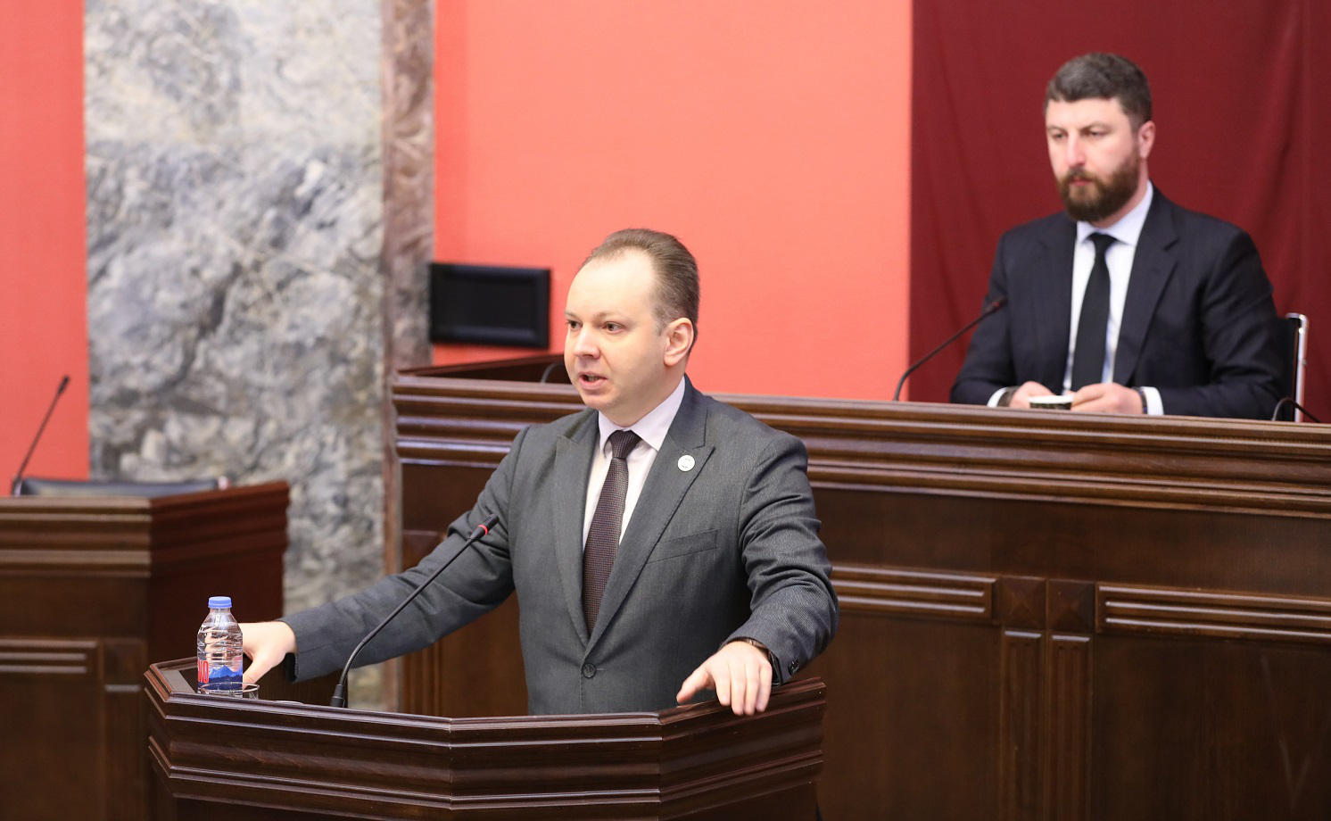 იურიდიულ საკითხთა კომიტეტმა პირველი მოსმენით მხარი დაუჭირა საკანონმდებლო პაკეტს, რომლითაც რიგ ფინანსურ და ეკონომიკურ დანაშაულებზე ნასამართლევ პირებს, ზიანის სრულად ანაზღაურებამდე, ქვეყნის დატოვება ეკრძალებათ