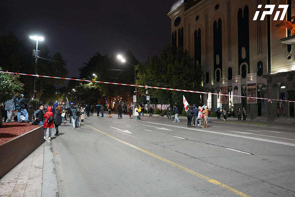 რუსთაველის გამზირზე საპროტესტო აქცია განახლდა - მოქალაქეებმა საავტომობილო გზა გადაკეტეს