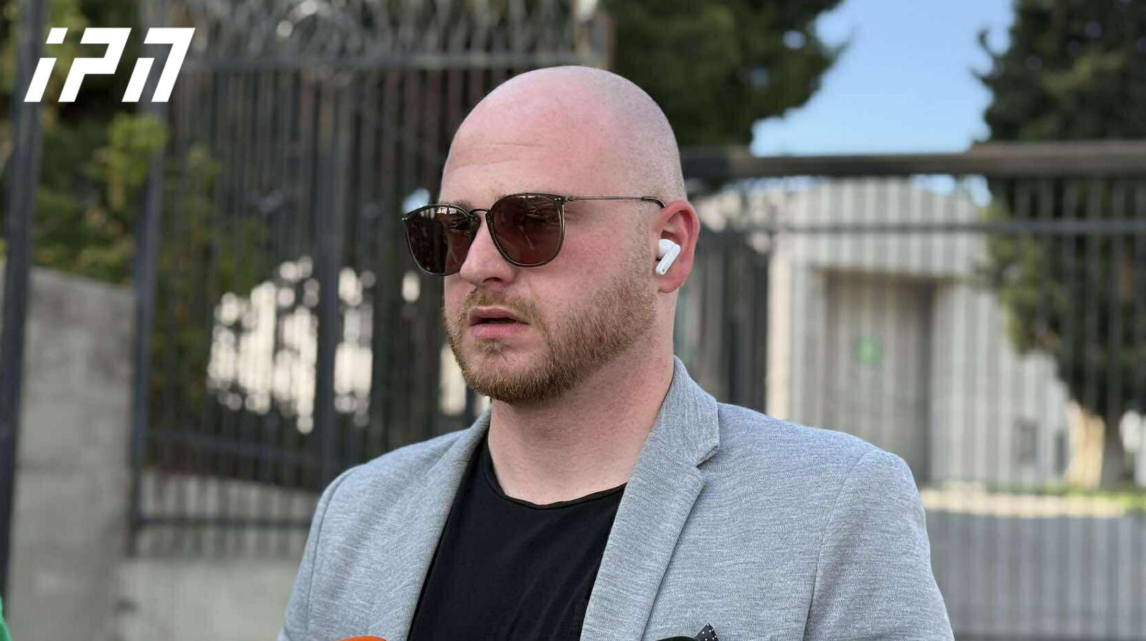 ადვოკატი - სიმონ მახარაძეს, როგორც თვითონ ამბობს, პოლიციელზე ძალადობას ედავებიან - აცხადებს, რომ 4 ოქტომბერს პრეზიდენტის ადმინისტრაციის გარეთ იმყოფებოდა, თუმცა არათუ ძალადობას, შეხლა-შემოხლის ფაქტსაც არ ადასტურებს