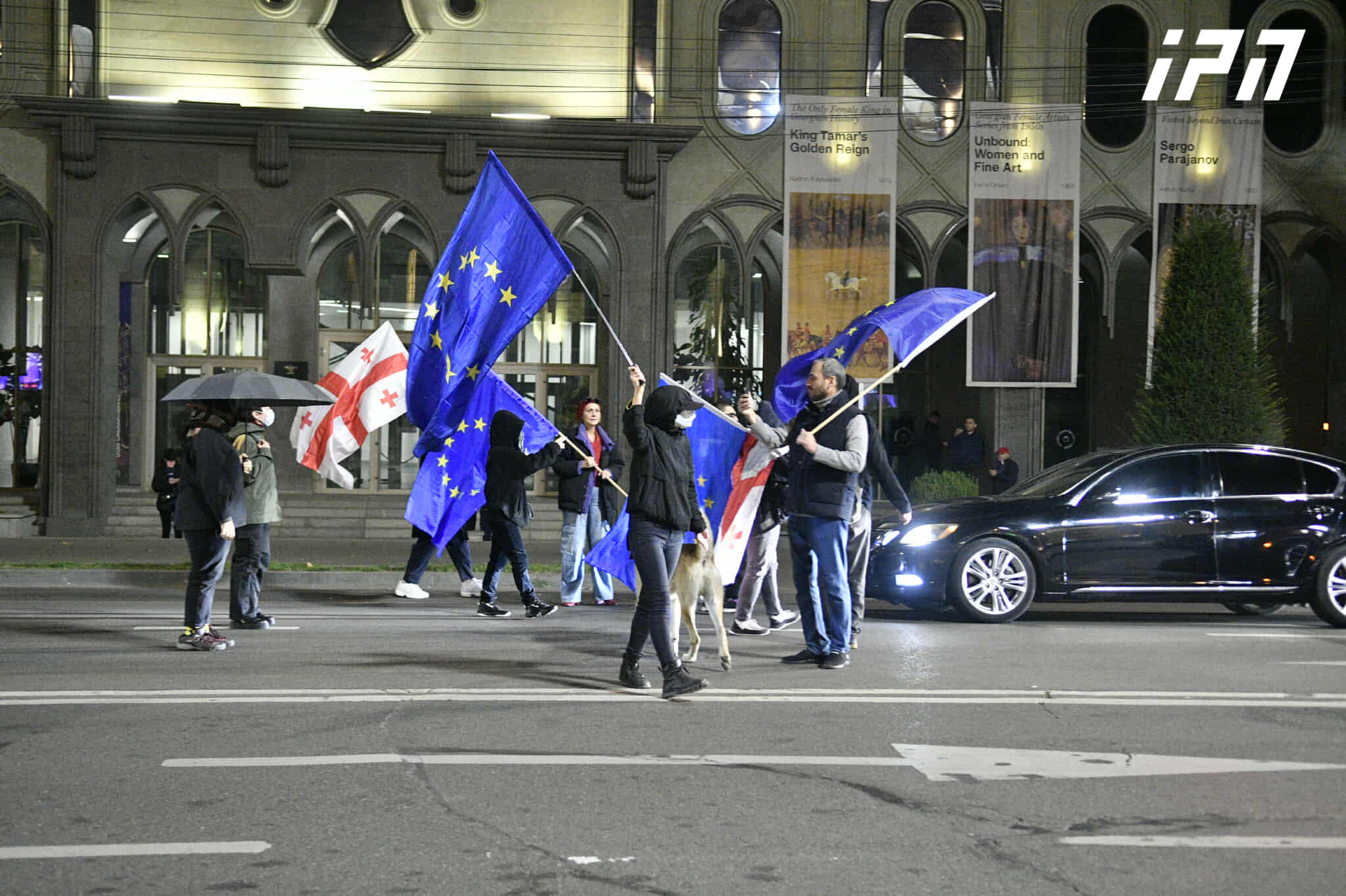 შსს - მოვუწოდებთ აქციის მონაწილეებს, 15 წუთის განმავლობაში გახსნან სავალი ნაწილი რუსთაველის გამზირზე, წინააღმდეგ შემთხვევაში მოვახდენთ ყველა სამართალდარღვევის იდენტიფიცირებას და გატარდება კანონით განსაზღვრულ ზომები