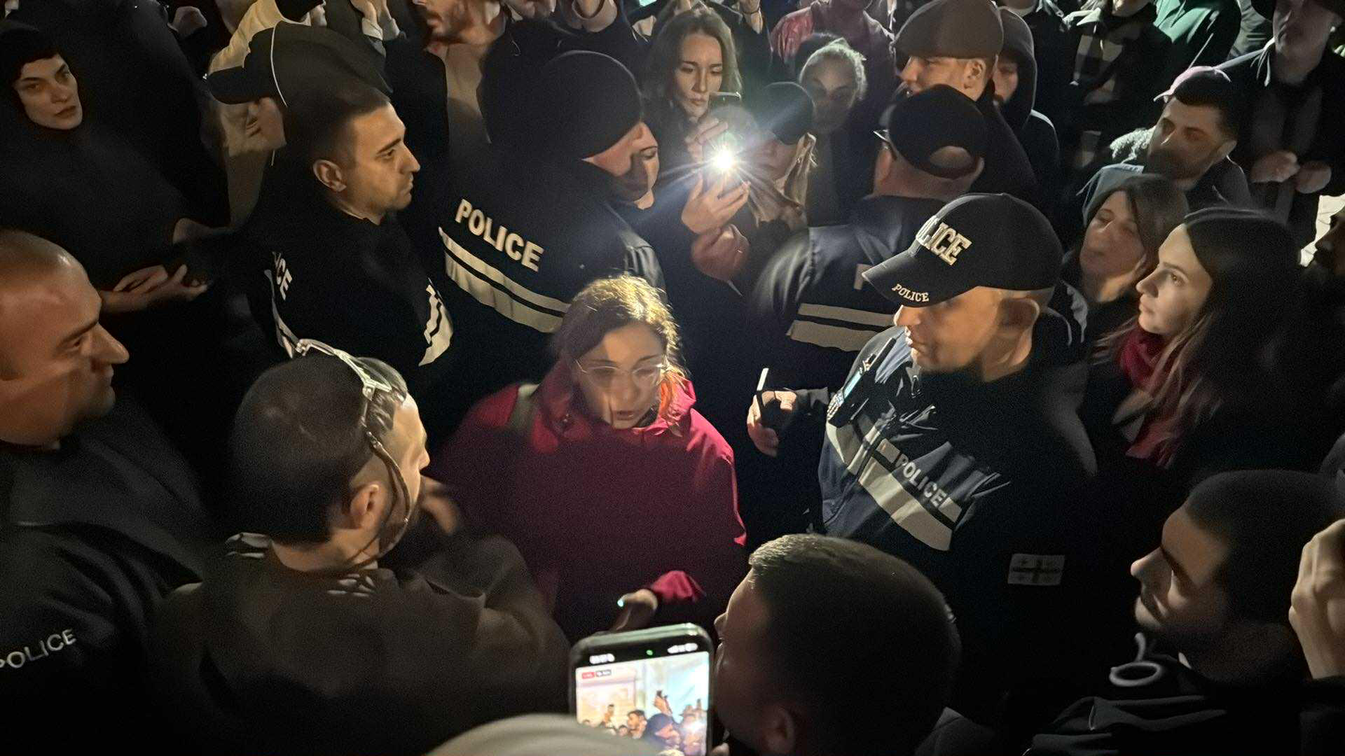 აქციის მონაწილეების ინფორმაციით, რუსთაველის გამზირზე მყოფი მოქალაქეების ნაწილს პოლიცია ჩხრეკს - ასევე, ერთ პირს პირბადის, მეორეს კი ჩაფხუტის ტარების გამო, სავარაუდოდ, სამართადარღვევის ოქმები შეუდგინეს