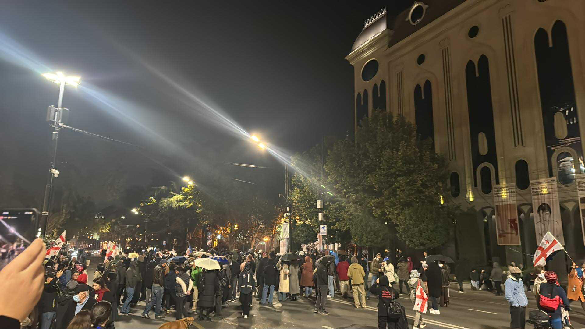 აქციის მონაწილეების ნაწილმა რუსთაველის გამზირი ისევ გადაკეტა