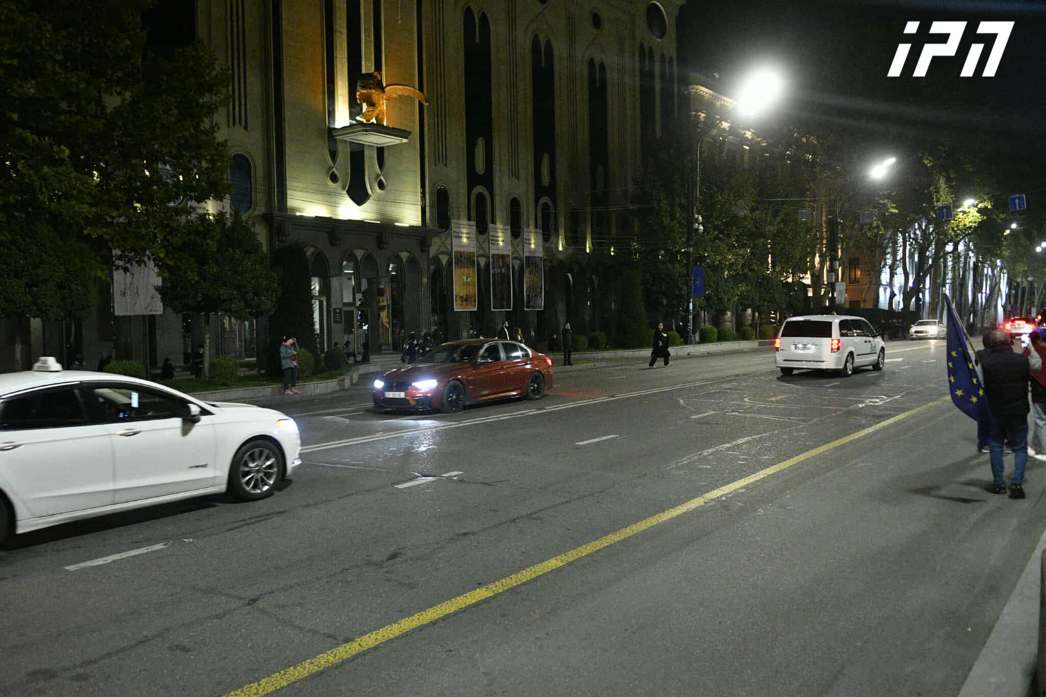 რუსთაველის გამზირზე შეკრებილმა მოქალაქეებმა, შსს-ს მოწოდების შემდეგ, საავტომობილო გზა გაათავისუფლეს