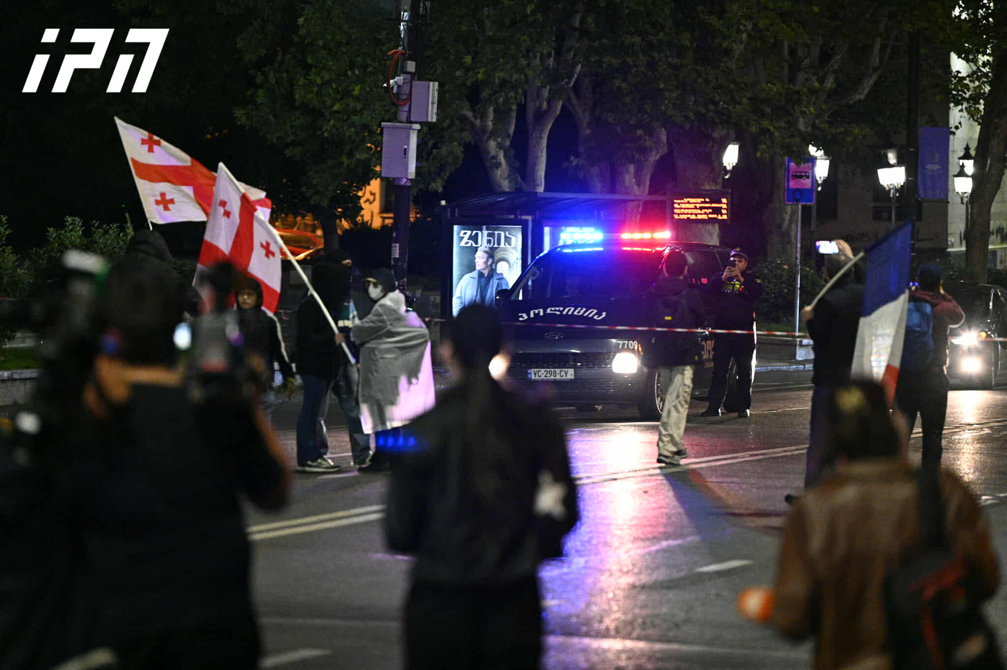პოლიციამ მომიტინგეებს, რომელთაც რუსთაველის გამზირი გადაკეტეს, გზის სავალი ნაწილის გათავისუფლებისკენ მოუწოდა, თუმცა აქციის მონაწილეები ადგილზე რჩებიან