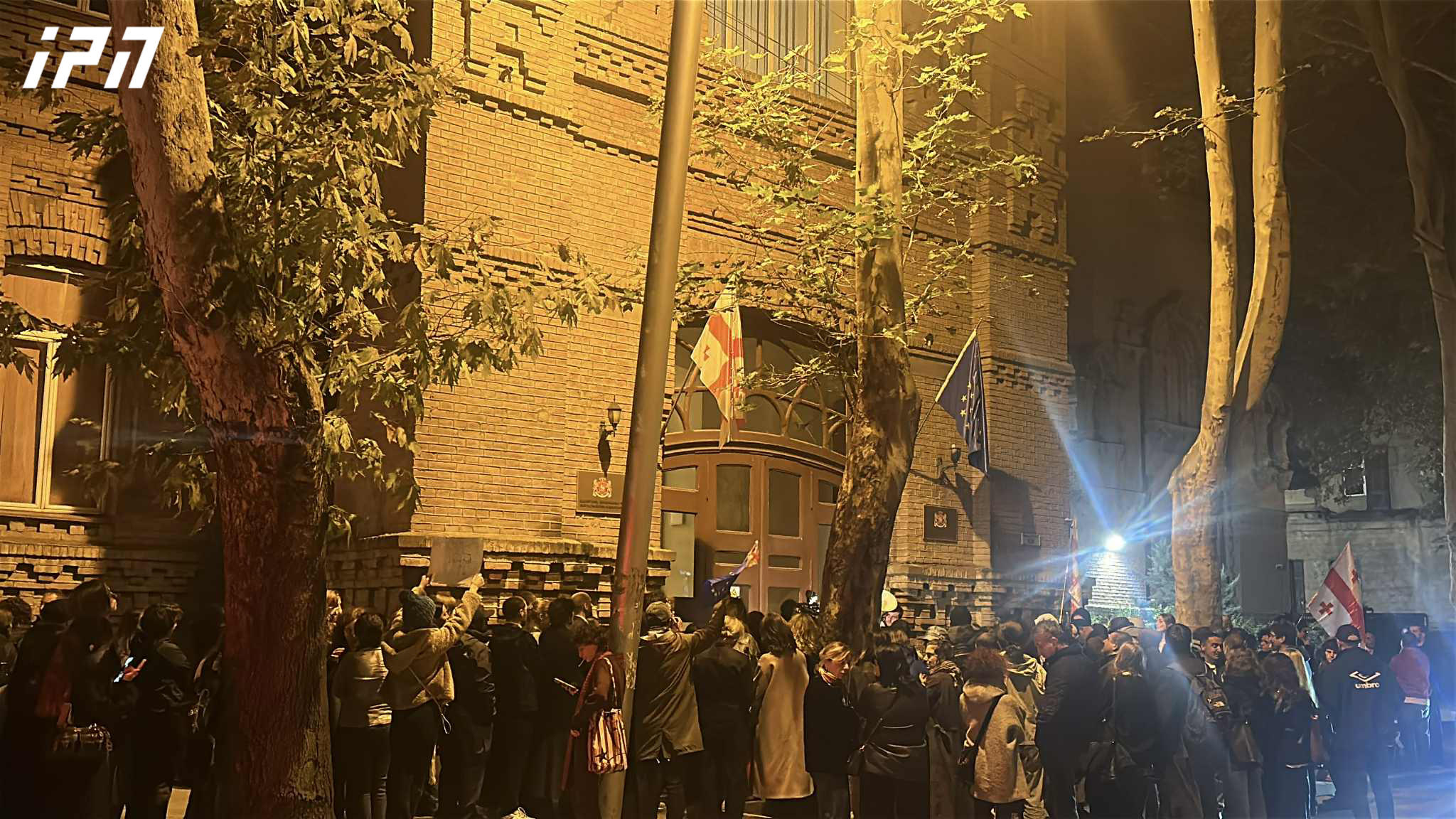 განათლების სამინისტროსთან სტუდენტები სისტემაში დაანონსებულ რეფორმებს აპროტესტებენ