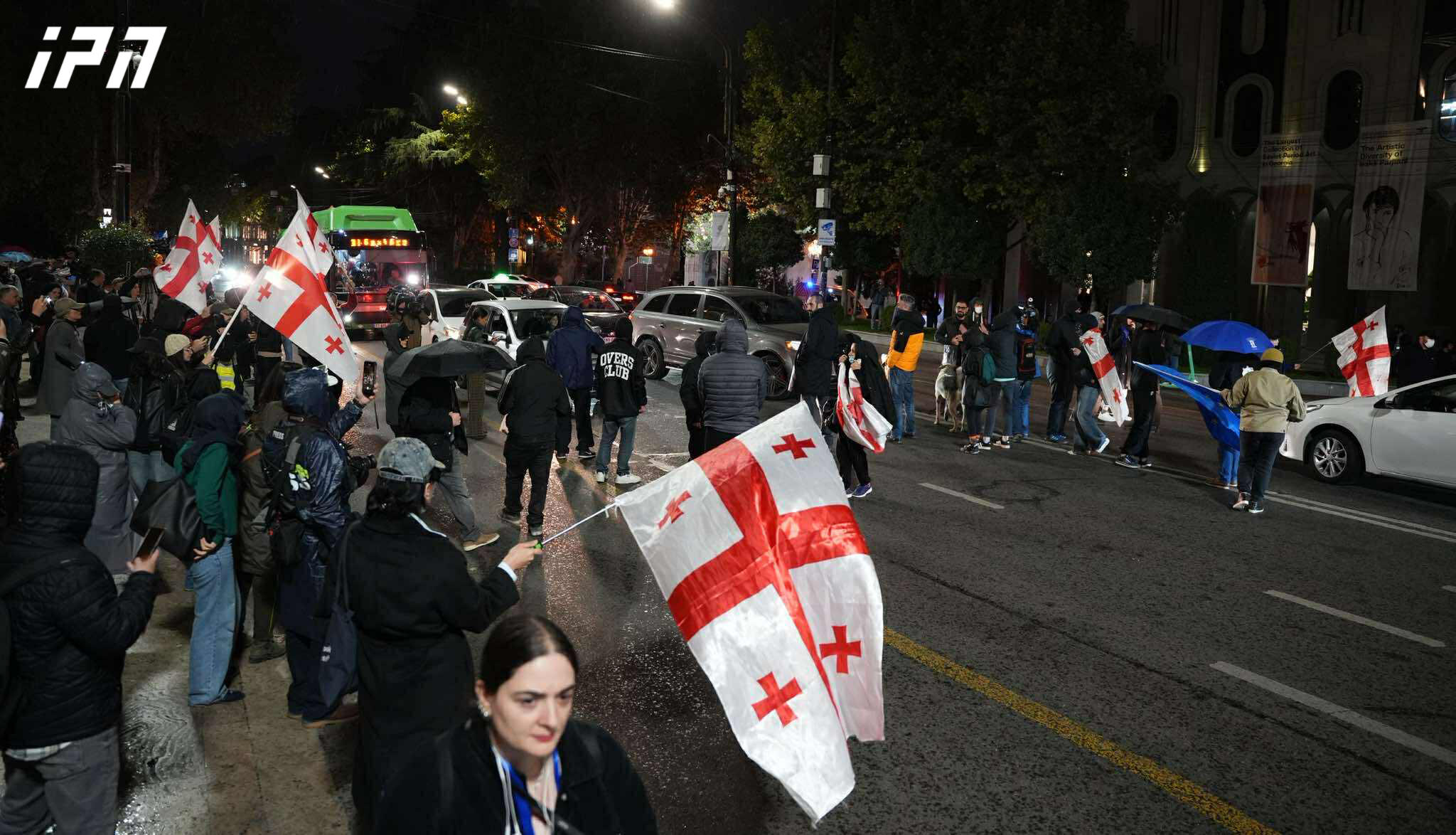 პარლამენტთან საპროტესტო აქცია მიმდინარეობს, მომიტინგეებმა გზა გადაკეტეს