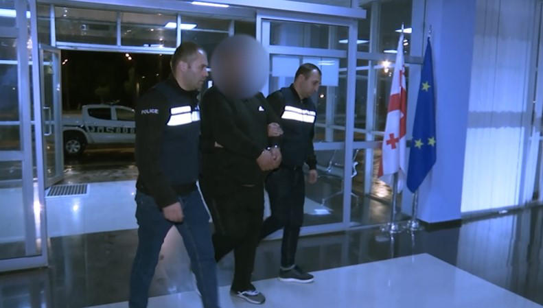 პოლიციამ რუსთავში მომხდარი განზრახ მკვლელობის მცდელობისა და ძალადობის ფაქტი გახსნა - დაკავებულია 2 პირი