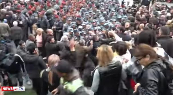 სომხეთის ქალაქ გიუმრის მერიასთან პოლიციასა და მერის მხარდასაჭერად შეკრებილ მოქალაქეებს შორის შეტაკება მოხდა