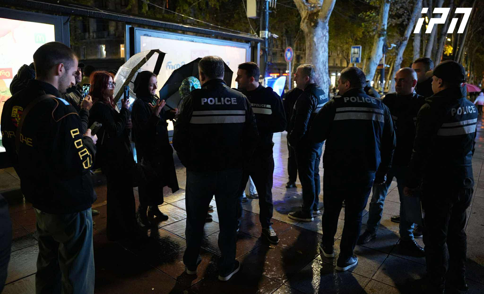 რუსთაველის გამზირზე საავტომობილო მოძრაობა გაიხსნა, აქციის მონაწილეების ინფორმაციით, თავისუფლების მეტროსთან პოლიცია მოქალაქეებს იდენტიფიცირების მიზნით ამოწმებს